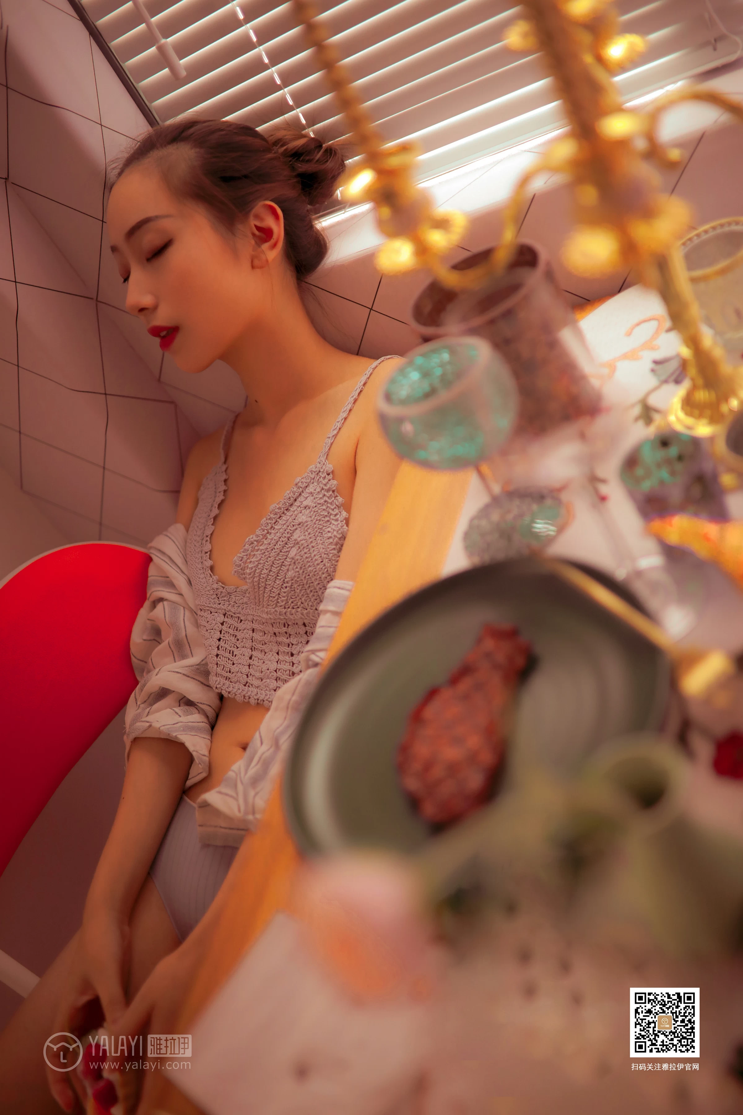 [YALAYI雅拉伊]No.365 情关难解 晓琪 黑色性感小背心与红色长裤加黑色内衣私房写真集第7张