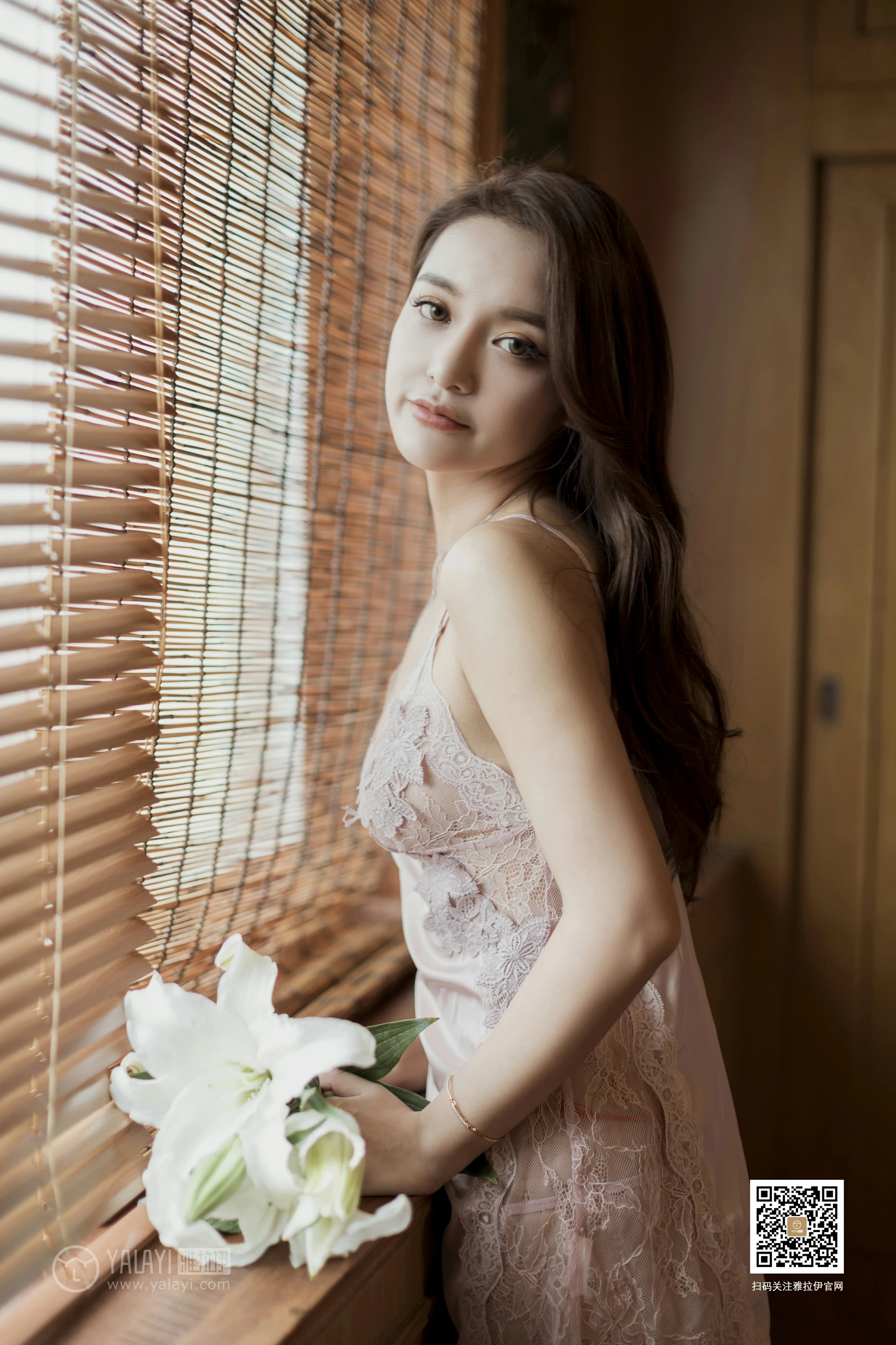 [YALAYI雅拉伊]No.377 异域丝情 刘子炀 粉色蕾丝睡衣加肉色丝袜美腿性感私房写真集第8张