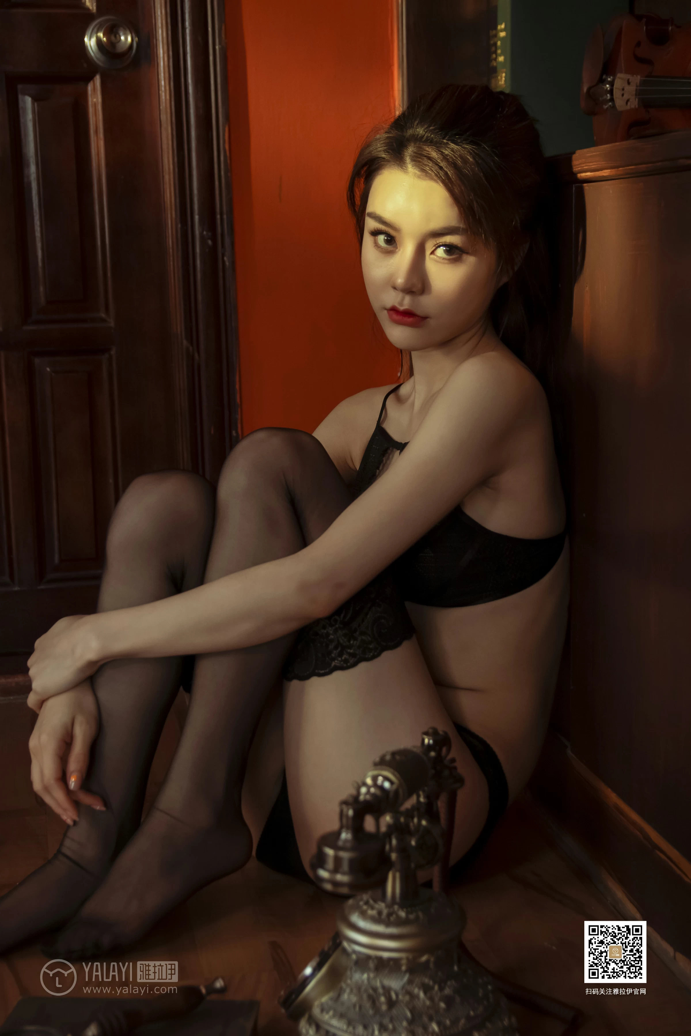 [YALAYI雅拉伊]No.372 撕开向日葵 蓉蓉 黑色蕾丝情趣内衣加黑色丝袜美腿性感私房写真集第14张