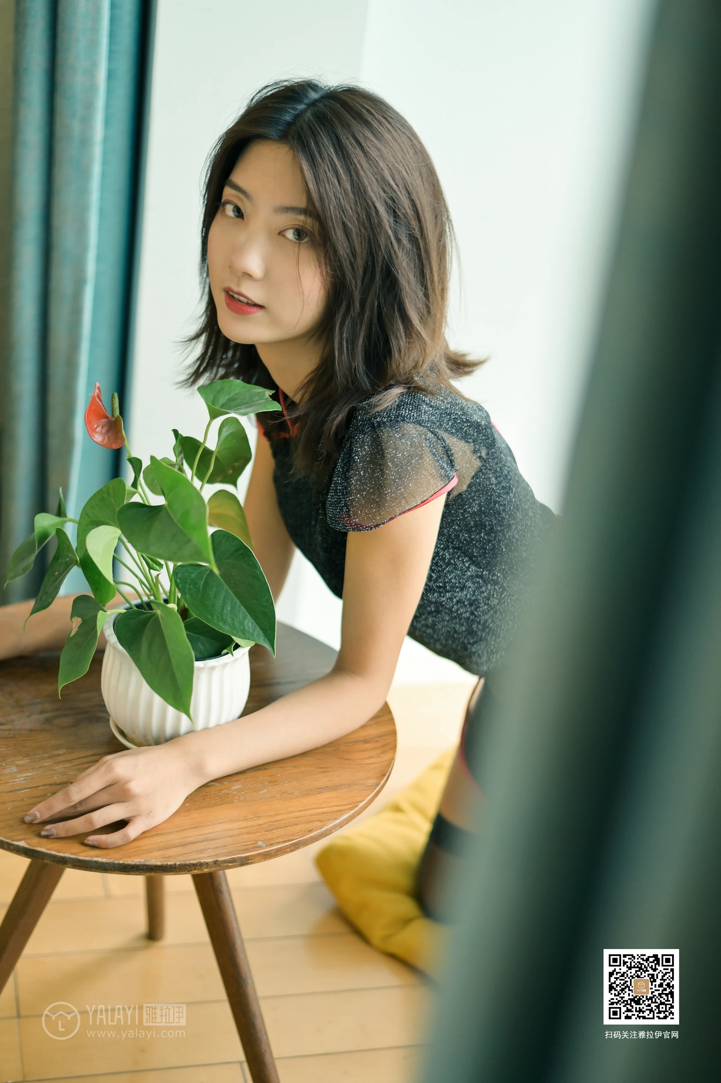 [YALAYI雅拉伊]No.382 纹纹 黑色透视情趣旗袍加黑色丝袜美腿性感私房写真集第4张