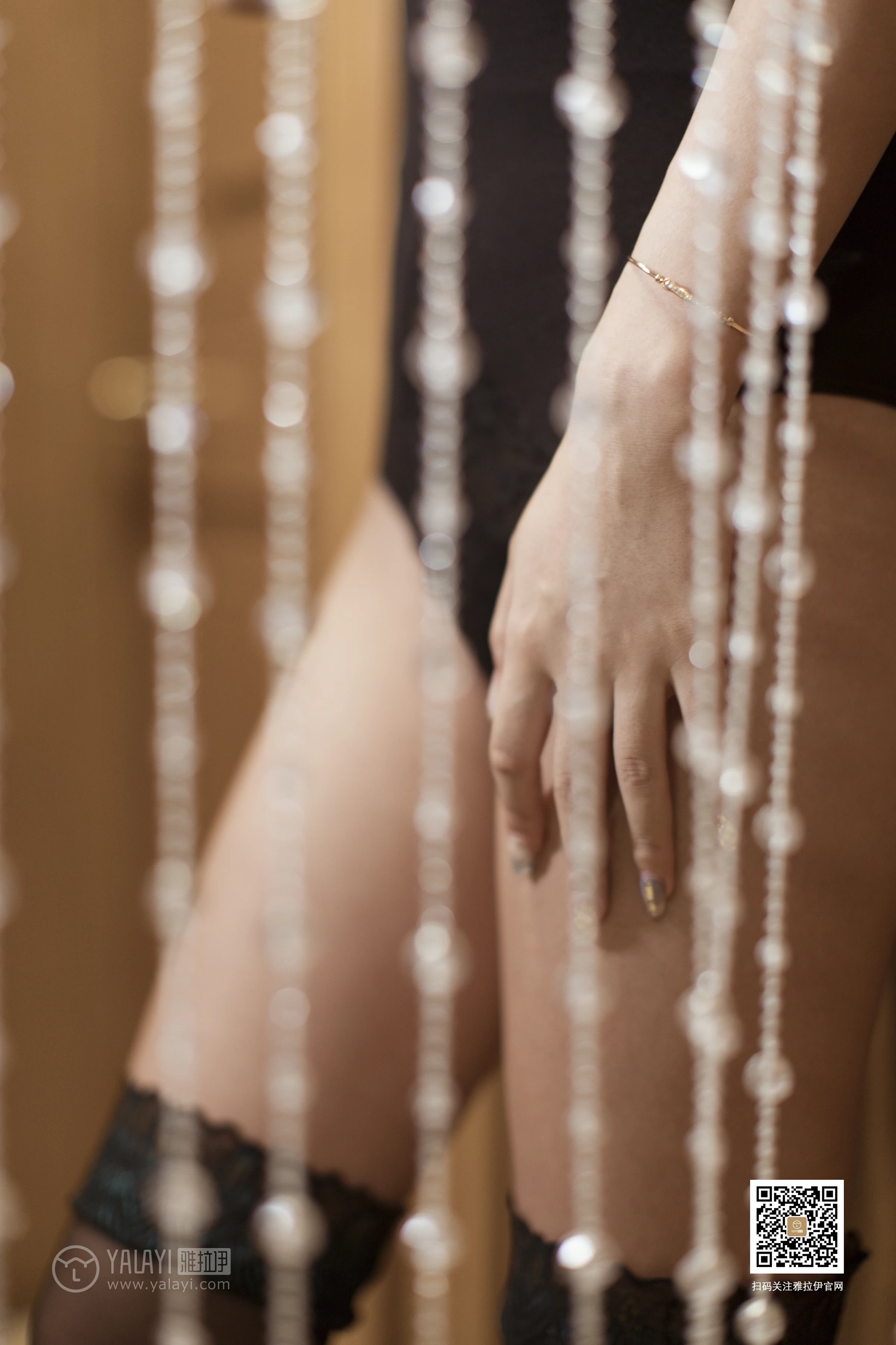 [YALAYI雅拉伊]No.386 新办公室职员 刘子炀 黑色连体蕾丝内衣加黑色丝袜美腿性感私房写真集第2张