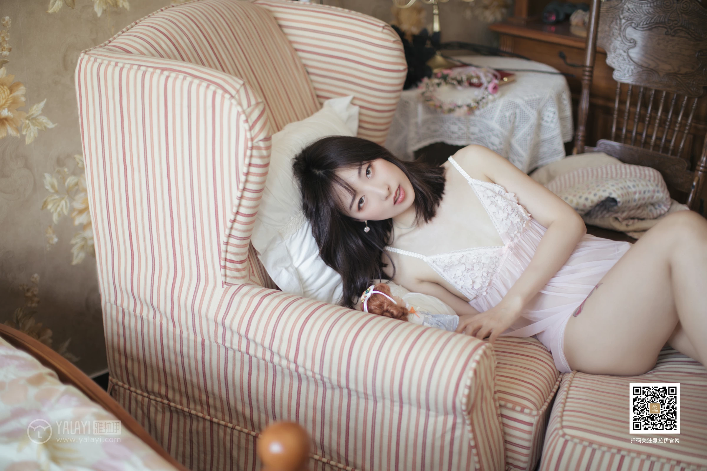 [YALAYI雅拉伊]No.388 闺房记乐 佳佳 粉色透视吊带睡衣裙性感私房写真集第2张