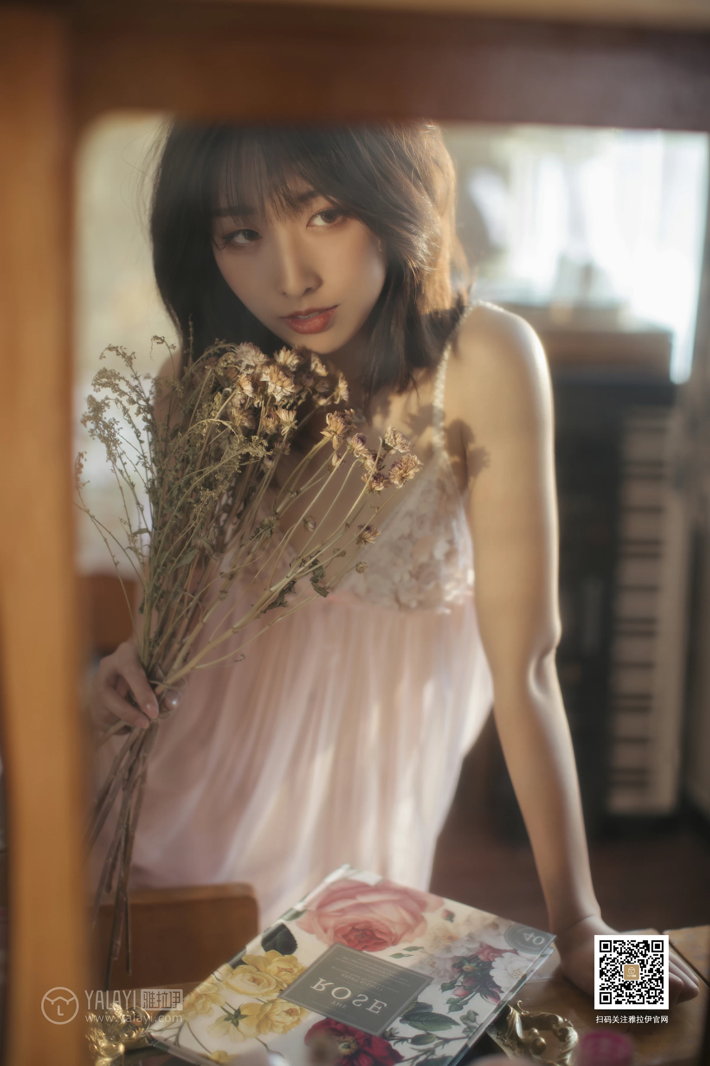 [YALAYI雅拉伊]No.388 闺房记乐 佳佳 粉色透视吊带睡衣裙性感私房写真集第8张