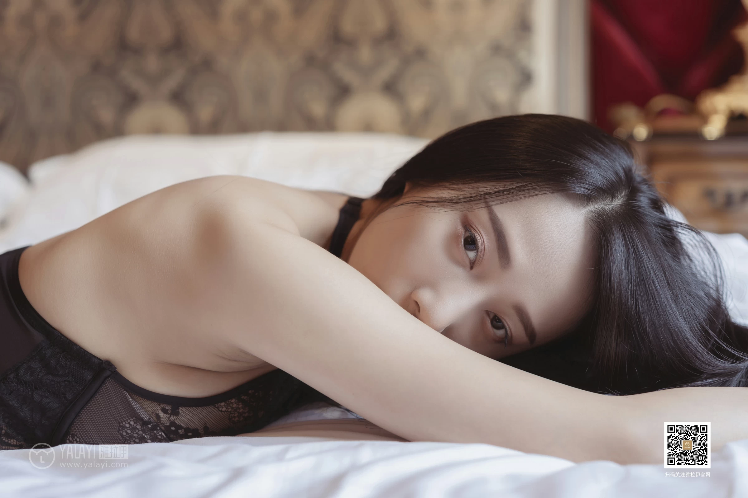 [YALAYI雅拉伊]No.389 睡美人 何嘉颖 黑色透视镂空情趣内衣性感私房写真集第6张