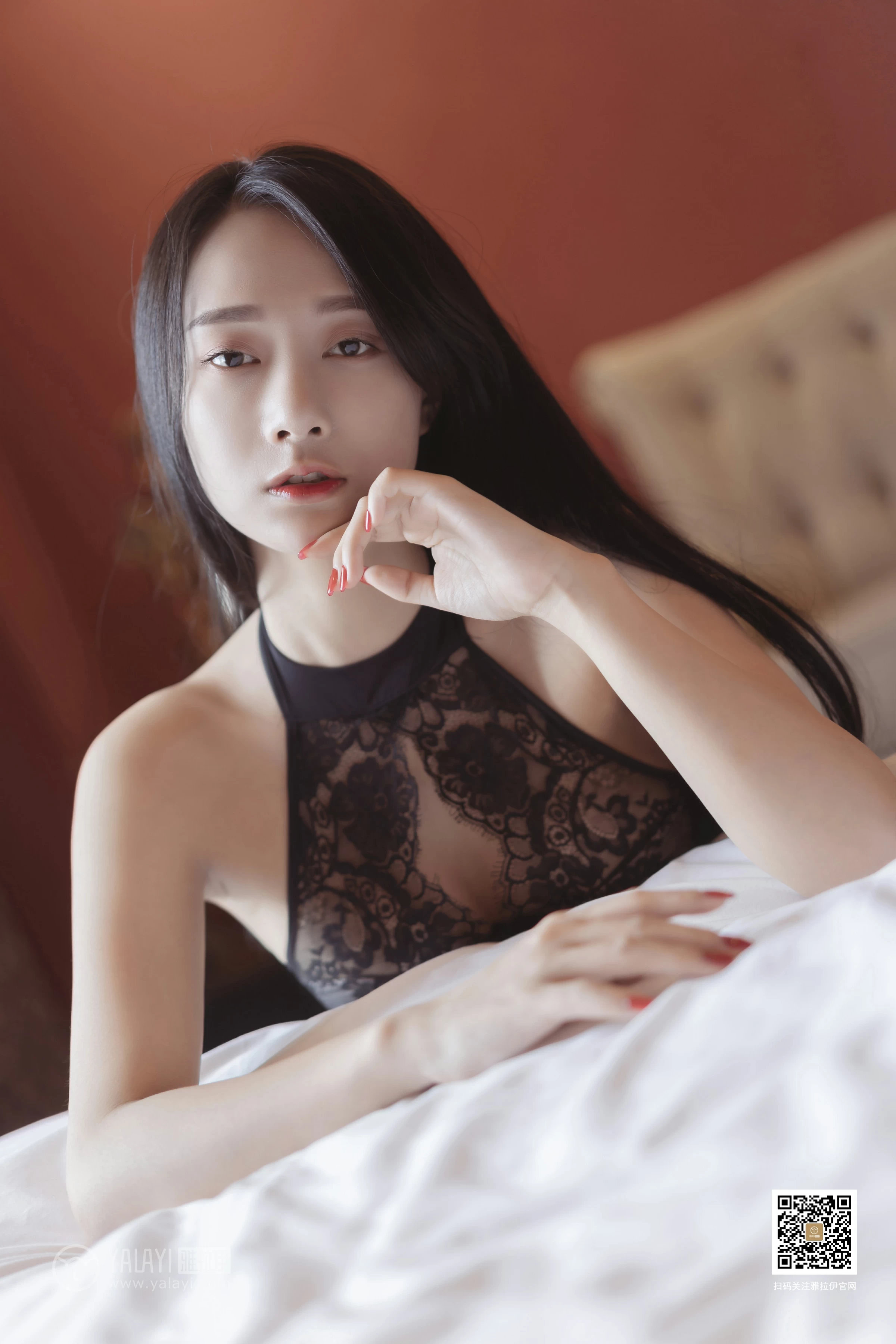 [YALAYI雅拉伊]No.389 睡美人 何嘉颖 黑色透视镂空情趣内衣性感私房写真集第12张