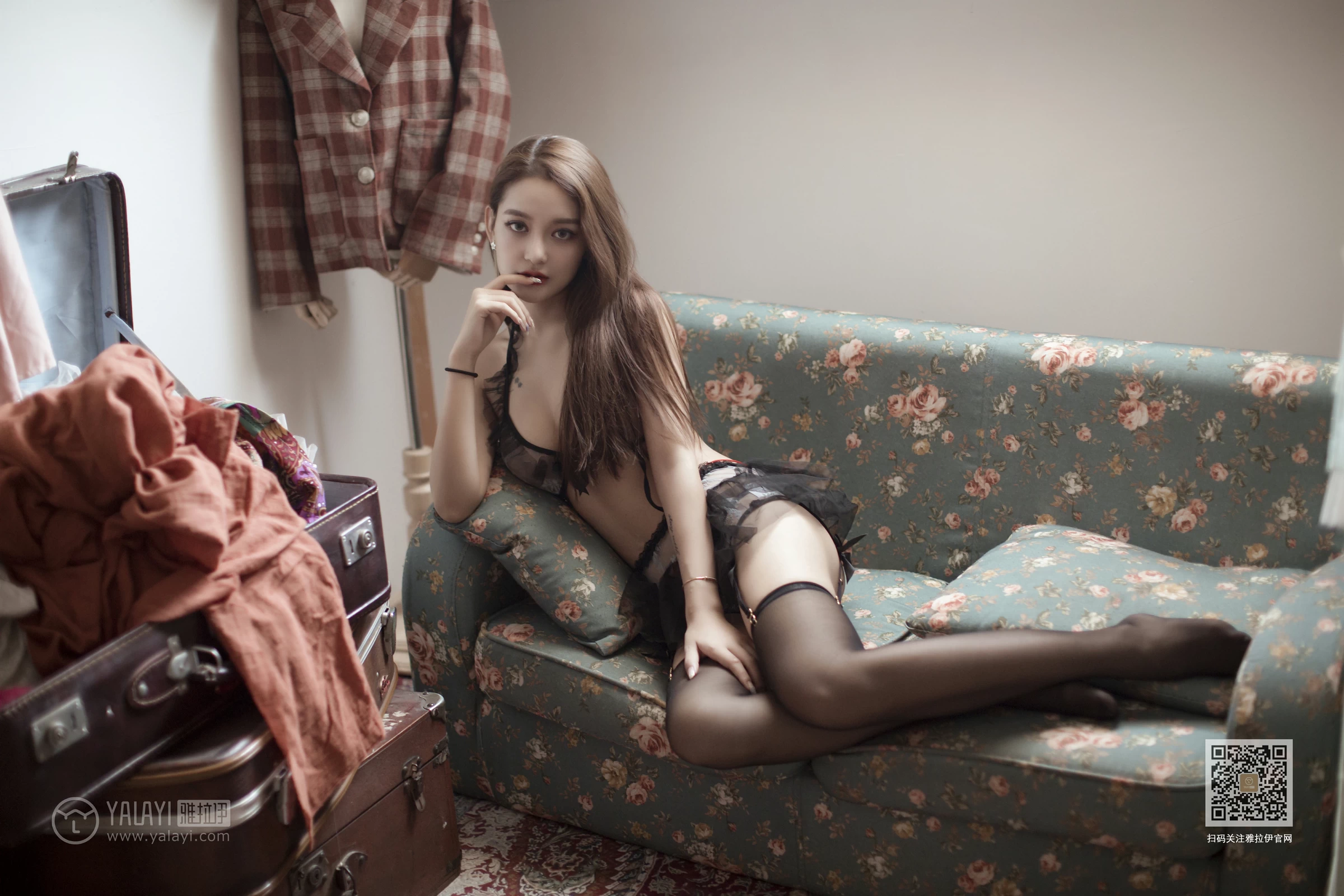 [YALAYI雅拉伊]Vol.402 蓬蓬裙下 刘子炀 黑色情趣内衣加黑色丝袜美腿性感私房写真集第5张