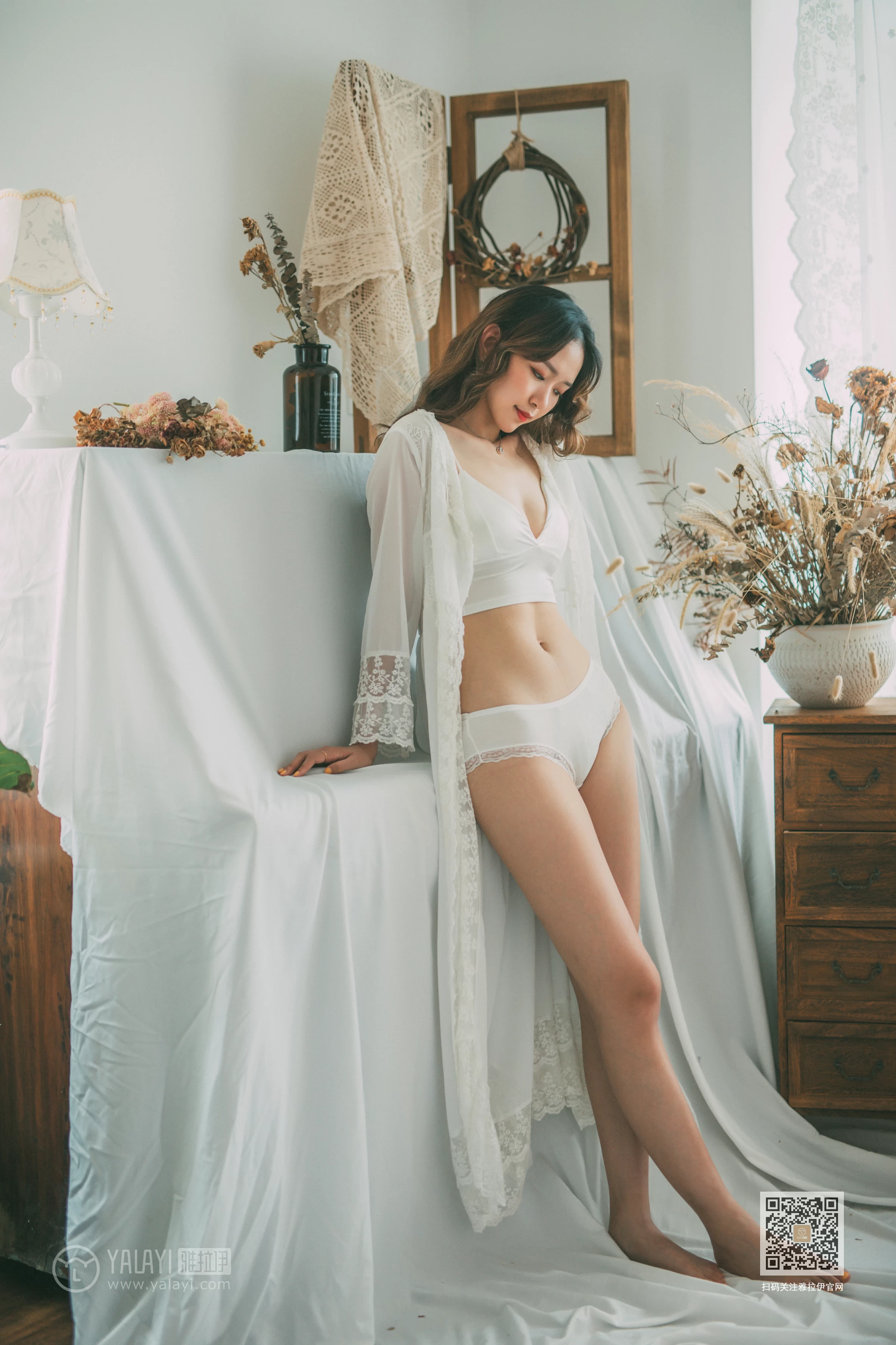 [YALAYI雅拉伊]Vol.408 写生模特 晓琳 白色透视睡衣加白色内衣性感私房写真集第2张