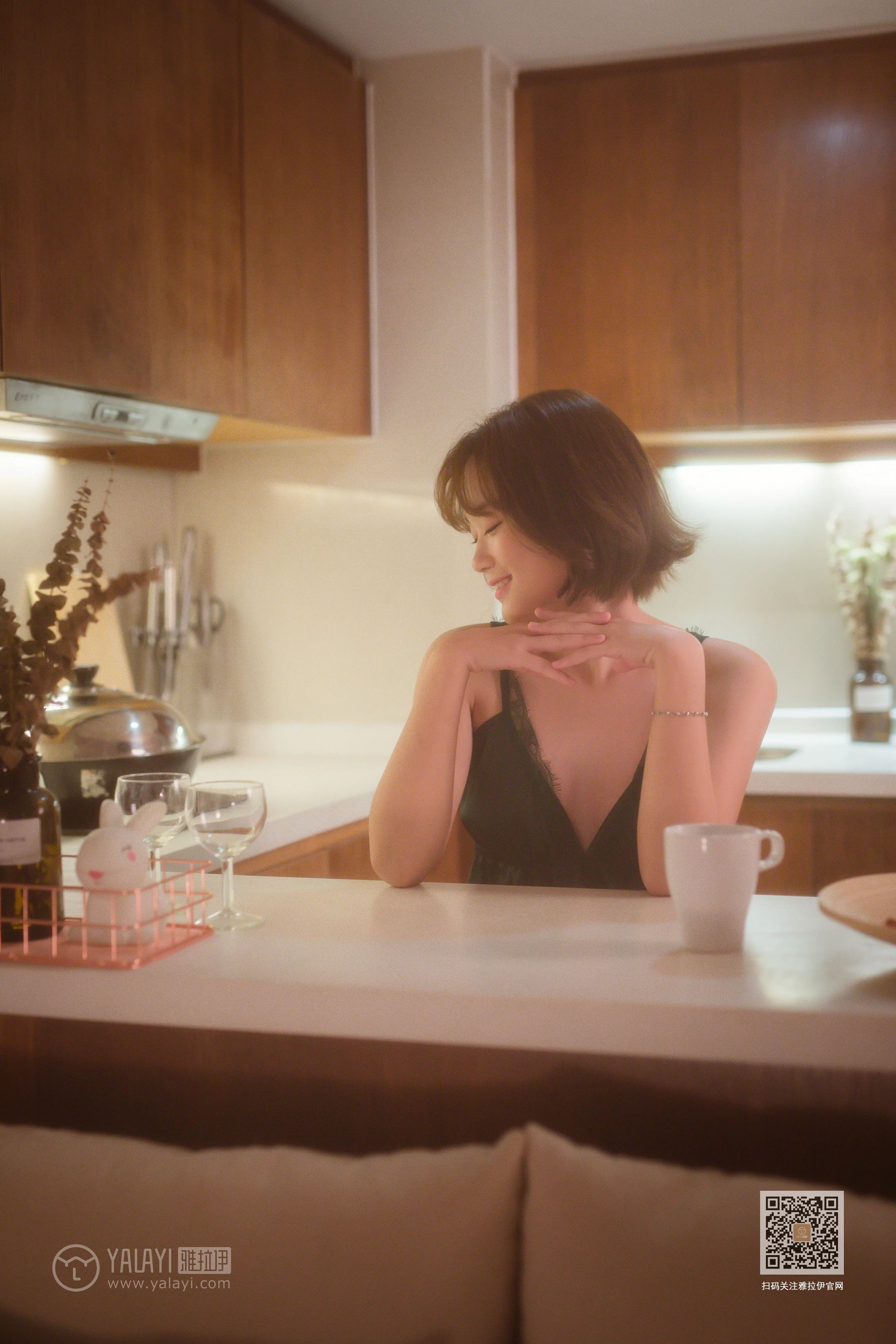 [YALAYI雅拉伊]Vol.412 特技小厨娘 良子 吊带睡衣加蕾丝短裤性感私房写真集第1张