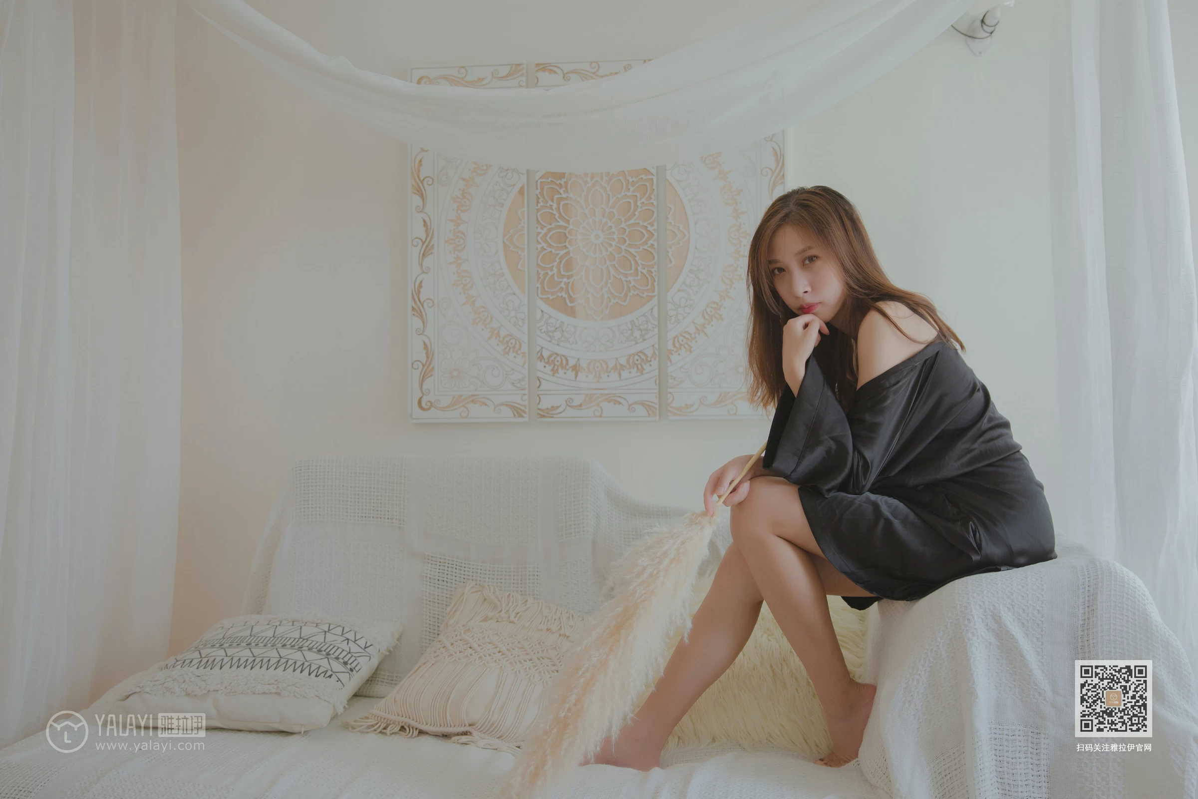 [YALAYI雅拉伊]Vol.416 白加黑 蓝心 黑色真丝睡衣加黑色蕾丝内衣性感私房写真集第5张