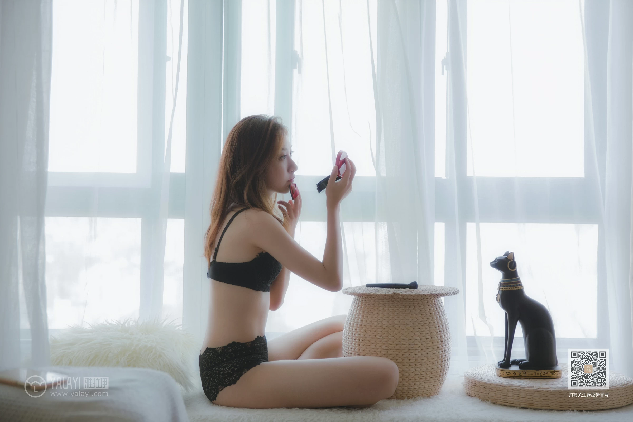[YALAYI雅拉伊]Vol.416 白加黑 蓝心 黑色真丝睡衣加黑色蕾丝内衣性感私房写真集第10张