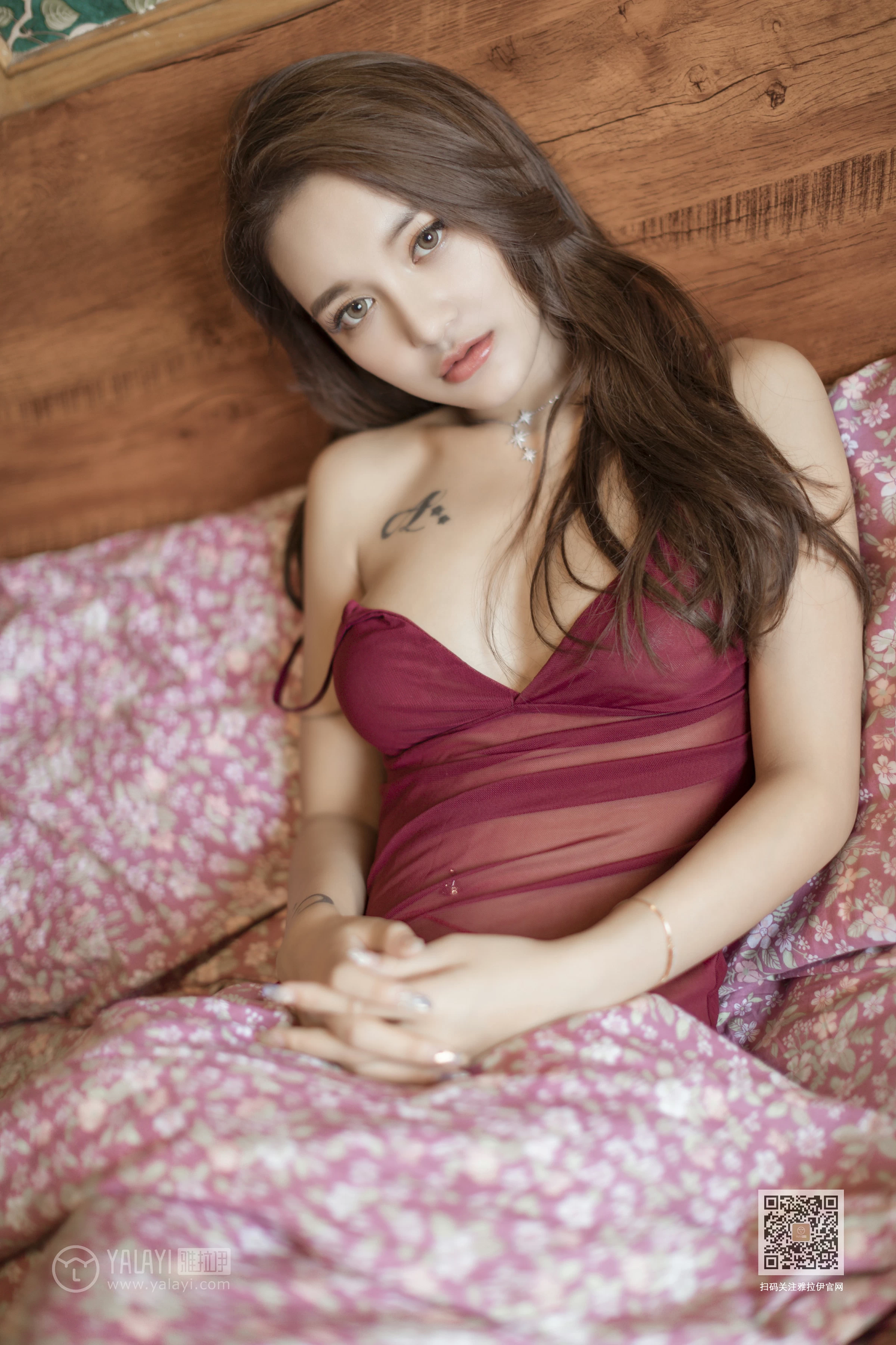 [YALAYI雅拉伊]Vol.417 藏红花 刘子炀 红色吊带透视睡衣裙加黑色丝袜美腿性感私房写真集第16张