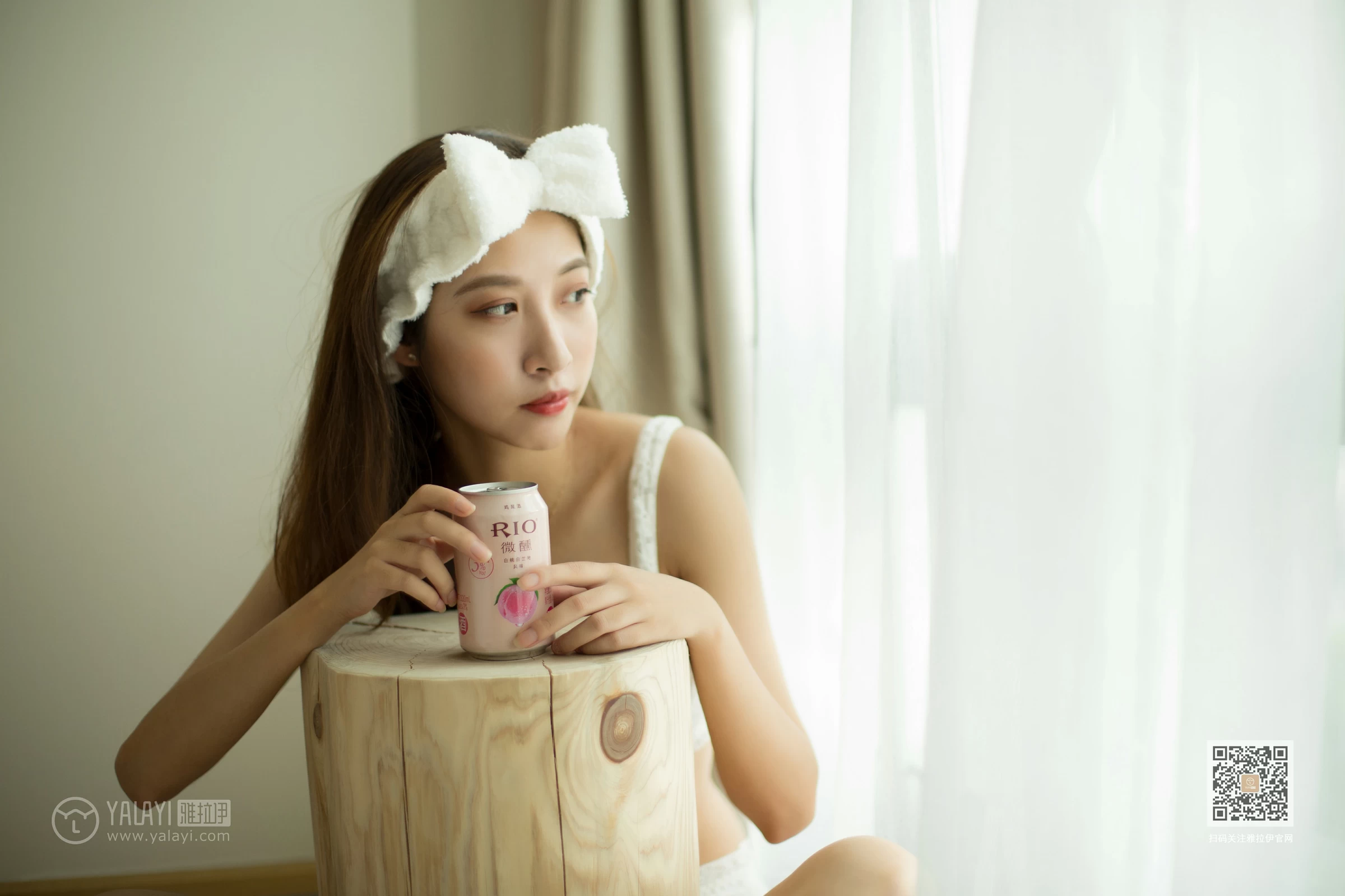 [YALAYI雅拉伊]Vol.421 素颜 蓝心 白色蕾丝内衣与棕色连体比基尼泳装性感私房写真集第4张