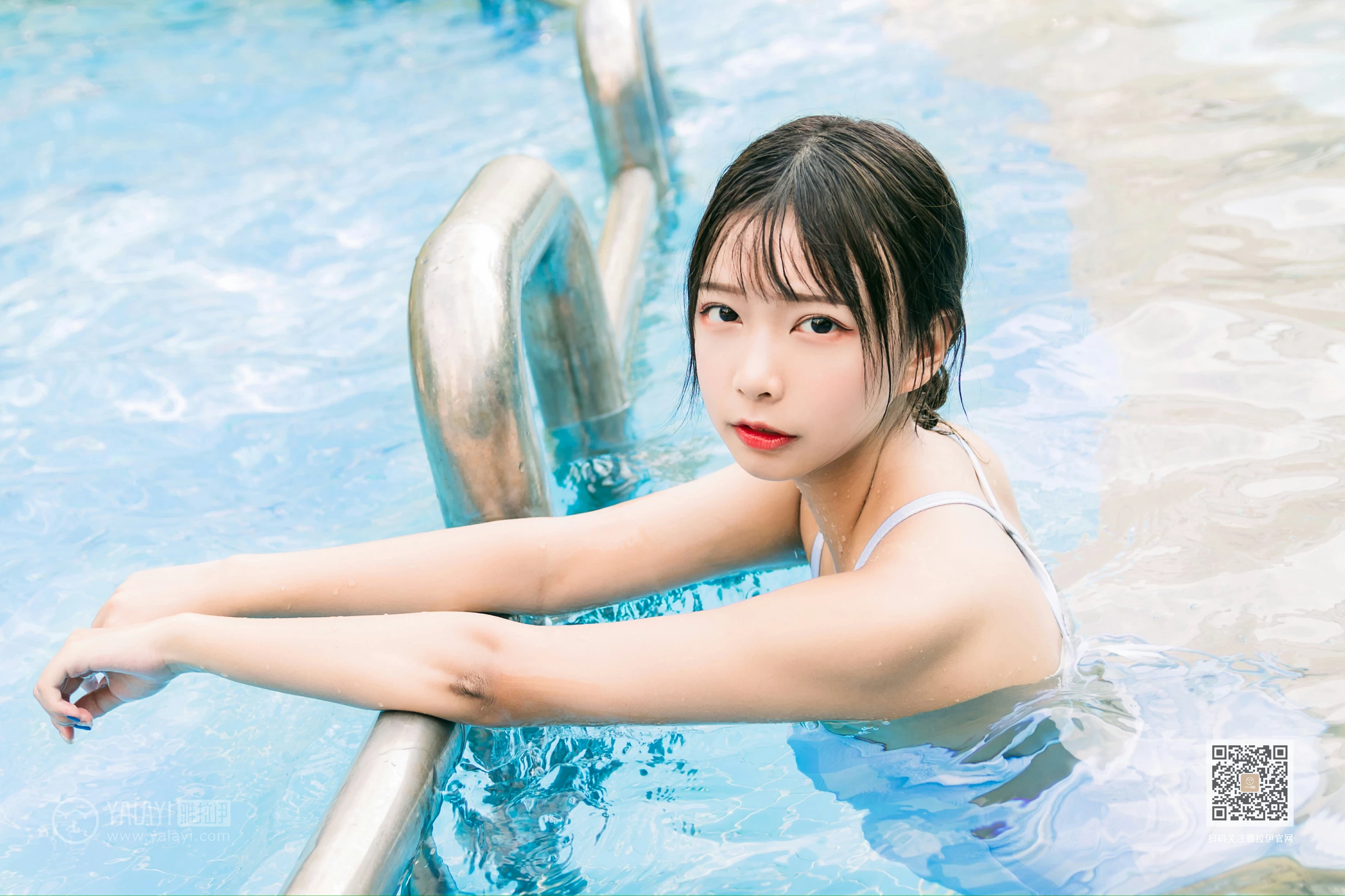 [YALAYI雅拉伊]Vol.437 夏日回憶 阿禾 蓝色连体比基尼泳装性感私房写真集第14张