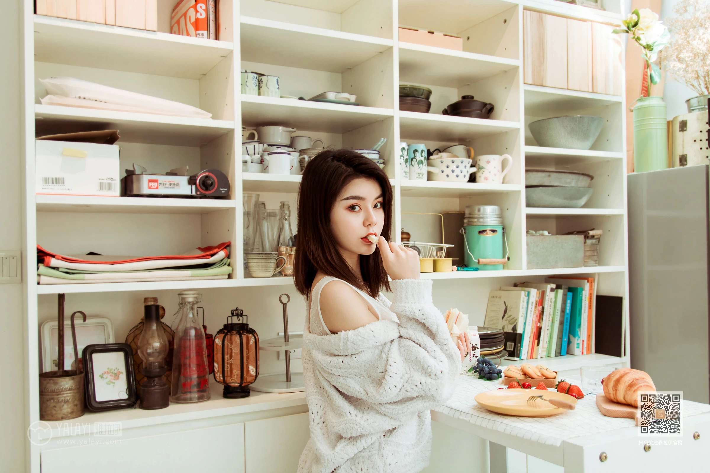 [YALAYI雅拉伊]Vol.444 东京的早餐 慧儿 白色镂空外衣加白色蕾丝内衣性感私房写真集第2张