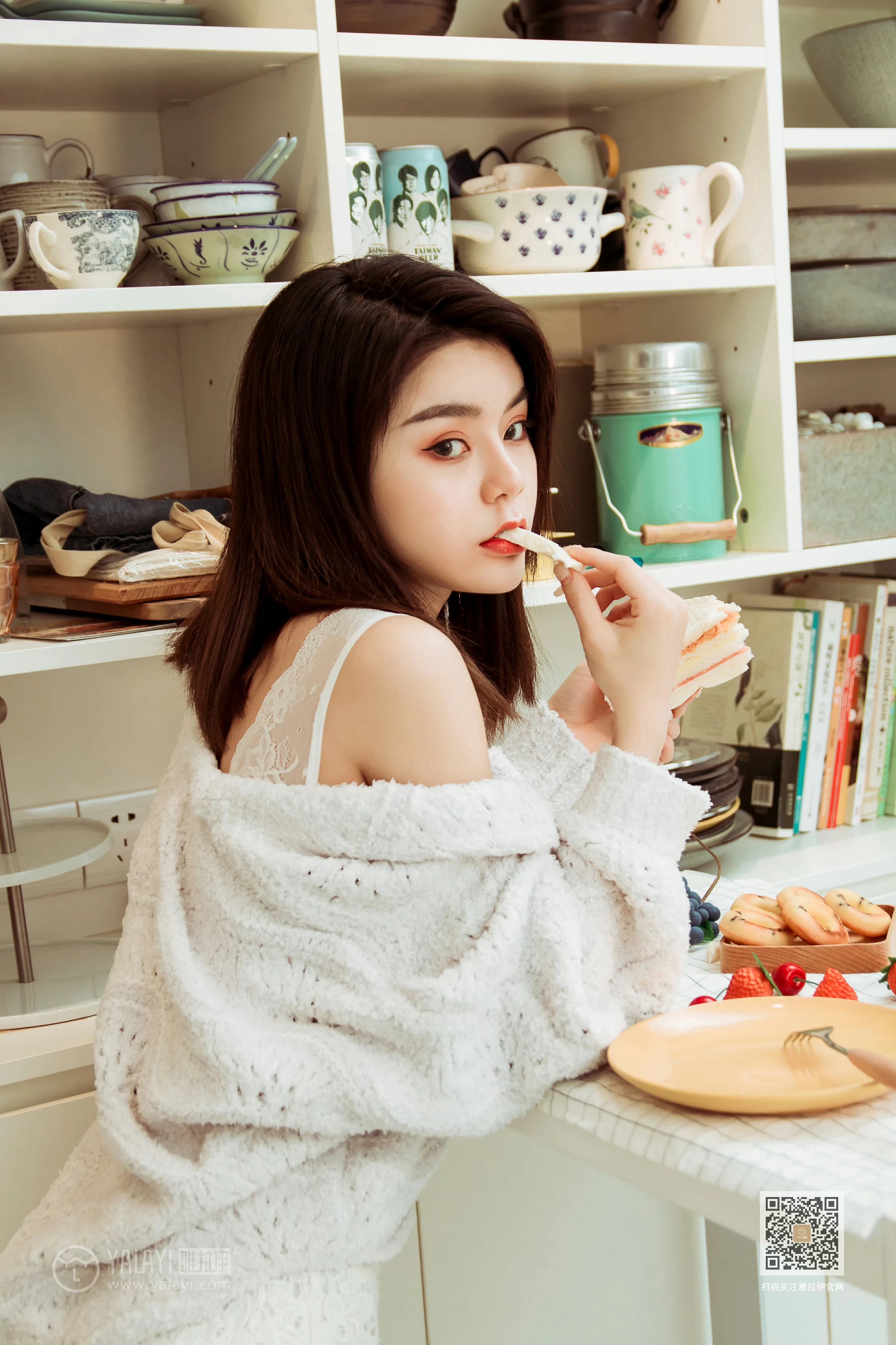 [YALAYI雅拉伊]Vol.444 东京的早餐 慧儿 白色镂空外衣加白色蕾丝内衣性感私房写真集第2张