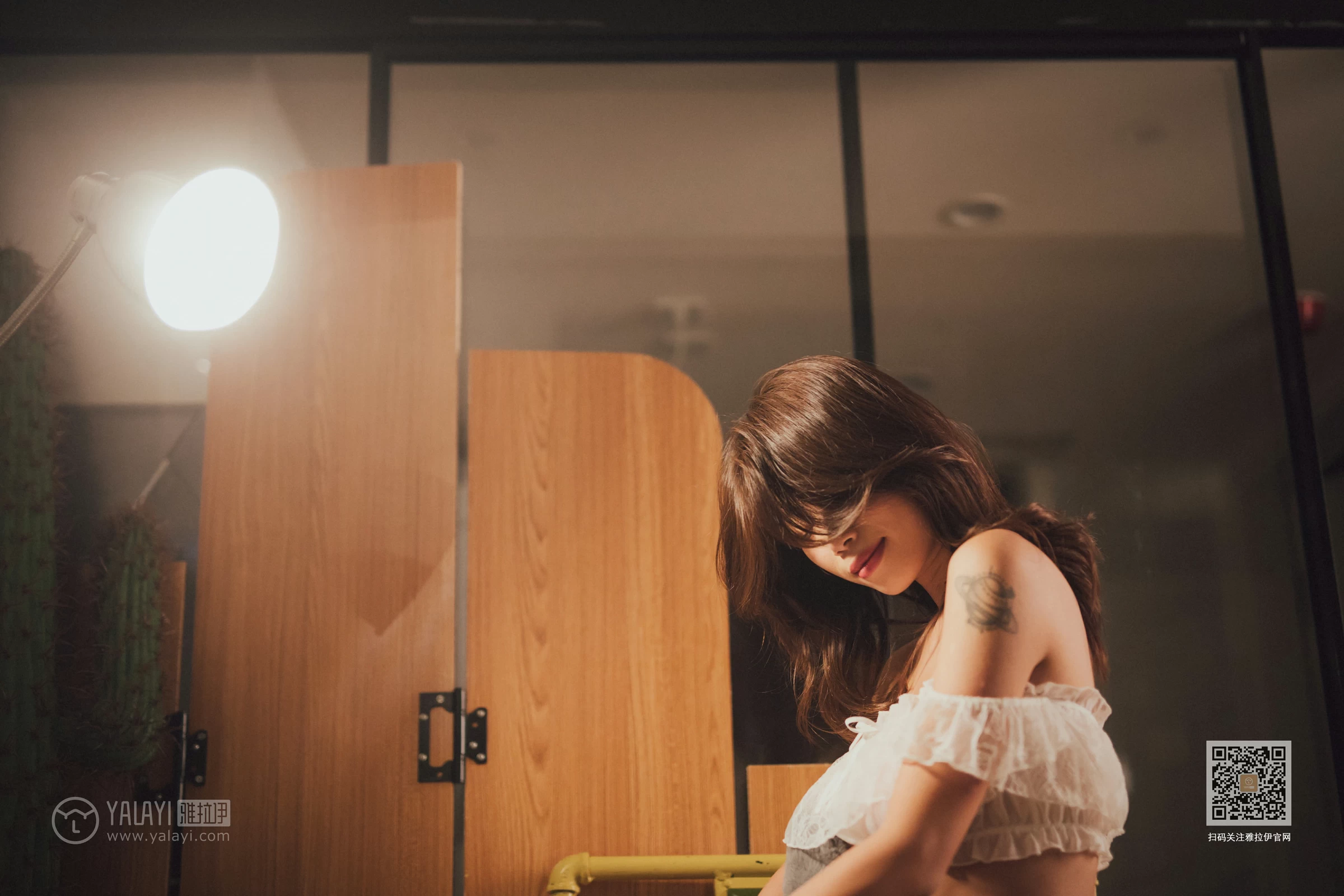 [YALAYI雅拉伊]Vol.481 居家女友 静初 白色透视情趣内衣性感私房写真集第4张