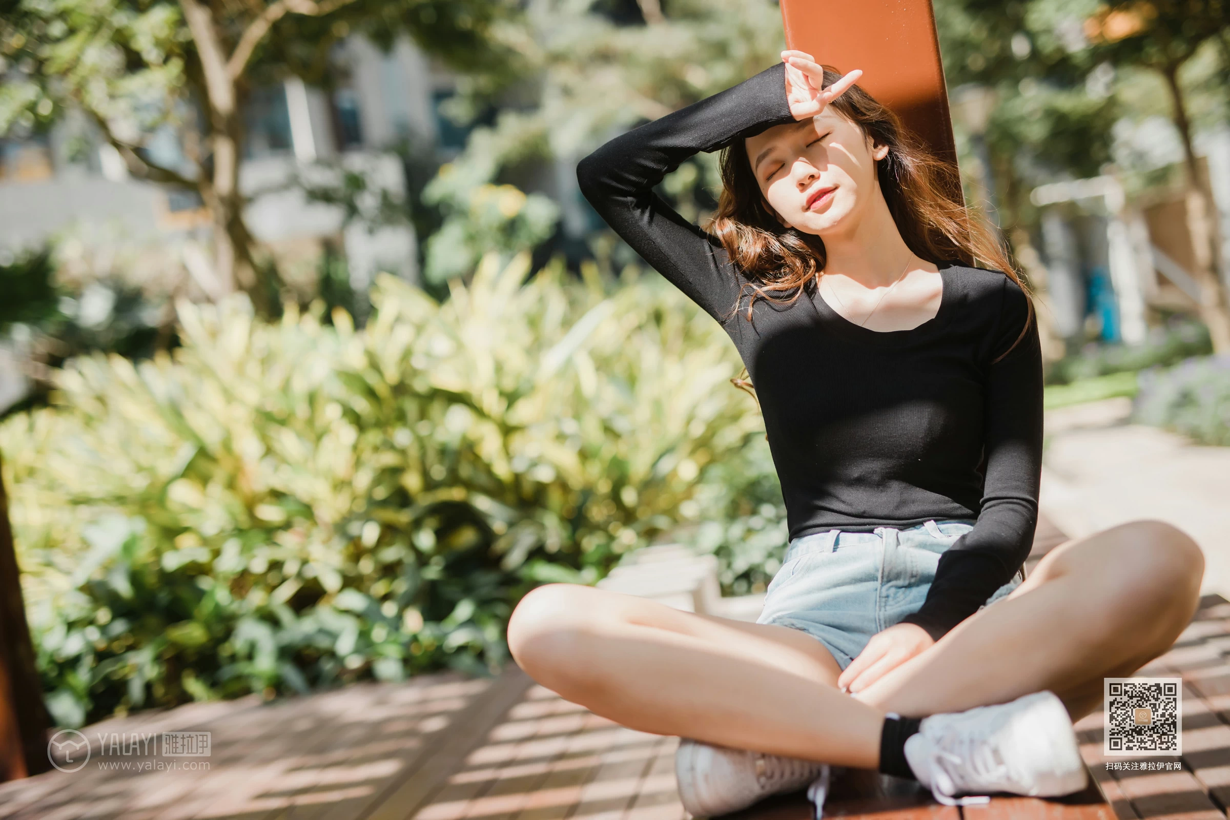 [YALAYI雅拉伊]Vol.484 陪你逛街 晓琳 黑色紧身上衣加牛仔短裤性感私房写真集第2张