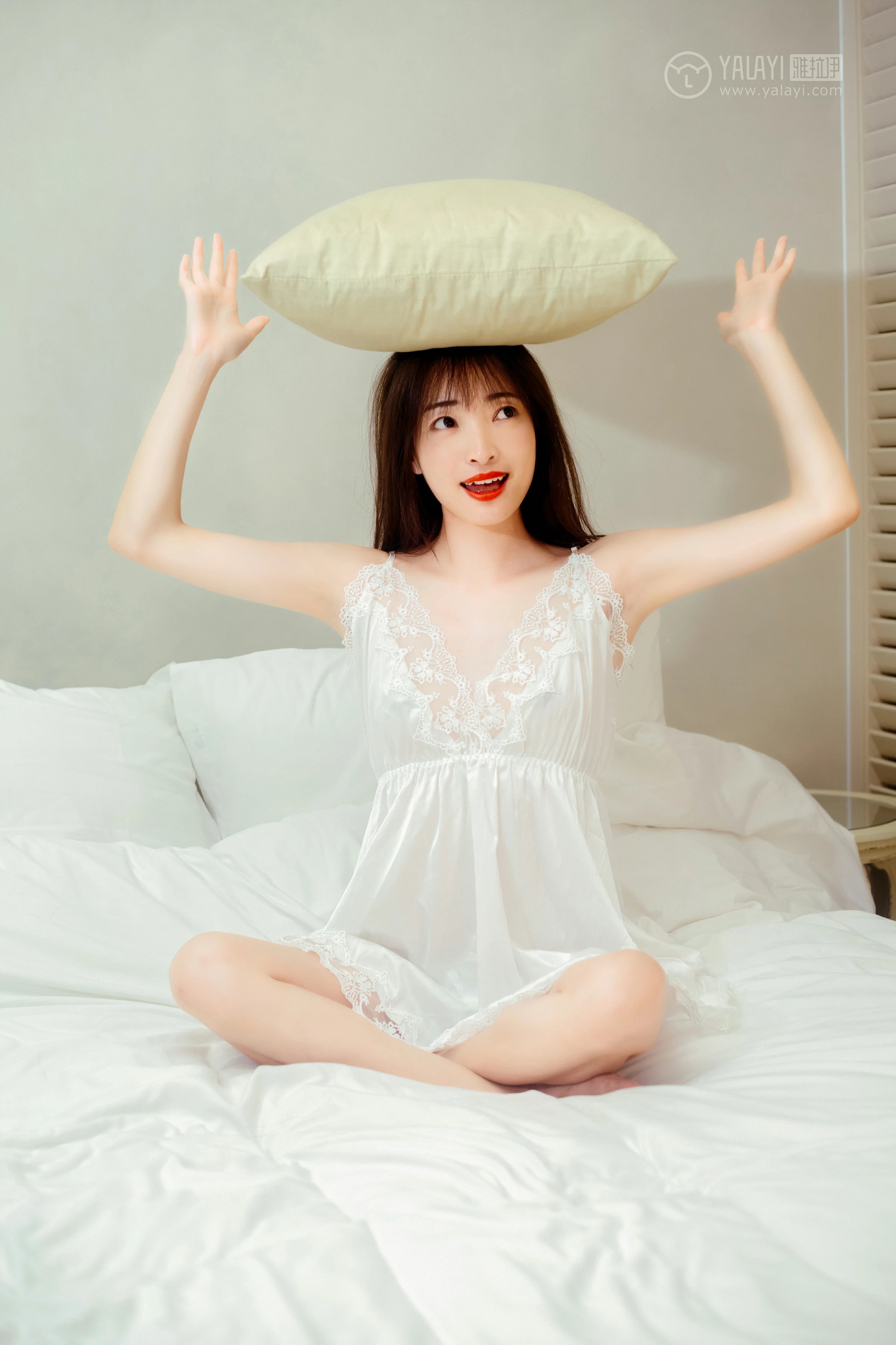 [YALAYI雅拉伊]Vol.508 愉快的一晚 小雪 白色吊带蕾丝睡衣裙性感私房写真集第4张
