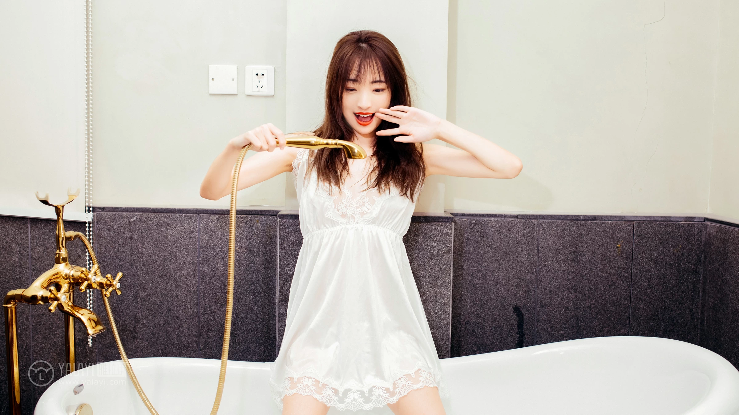 [YALAYI雅拉伊]Vol.508 愉快的一晚 小雪 白色吊带蕾丝睡衣裙性感私房写真集第9张