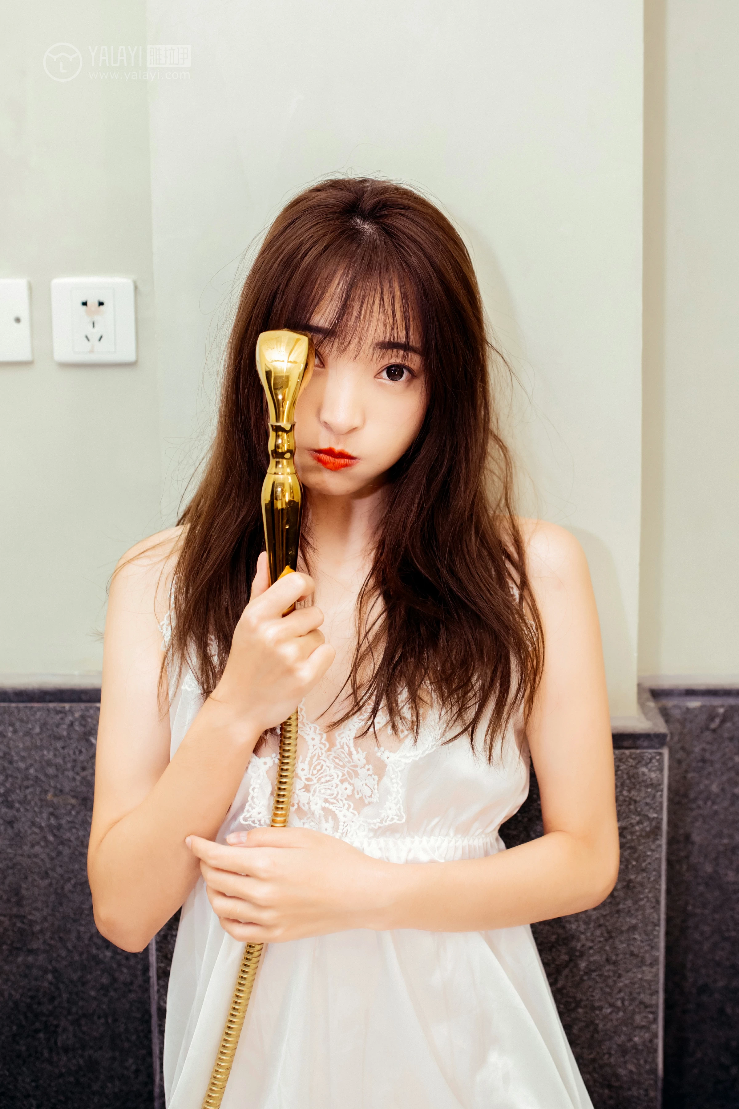 [YALAYI雅拉伊]Vol.508 愉快的一晚 小雪 白色吊带蕾丝睡衣裙性感私房写真集第10张
