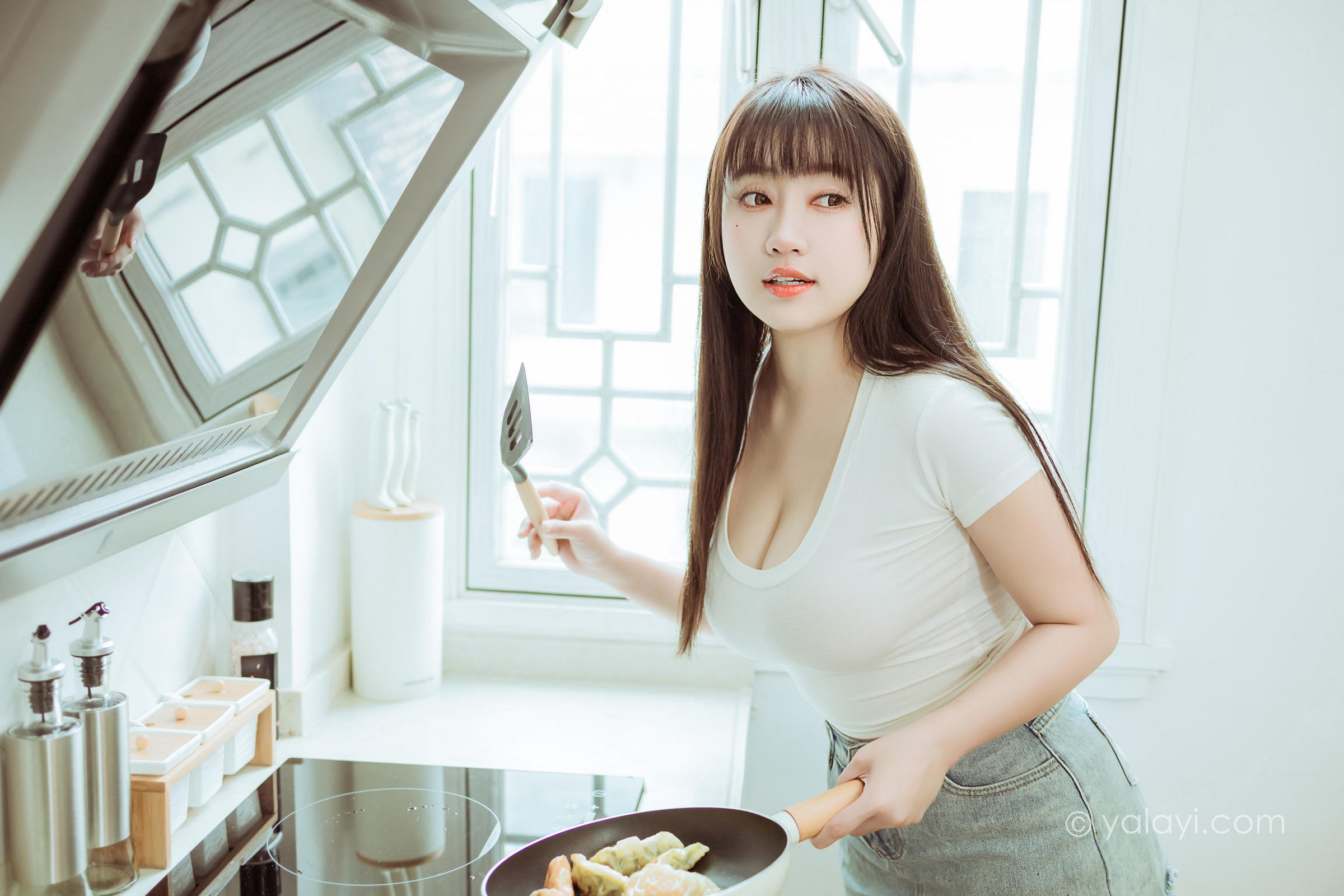 [YALAYI雅拉伊]2022.03.09 你真可爱 虞艺 白色紧身短袖加牛仔短裙性感私房写真集第3张