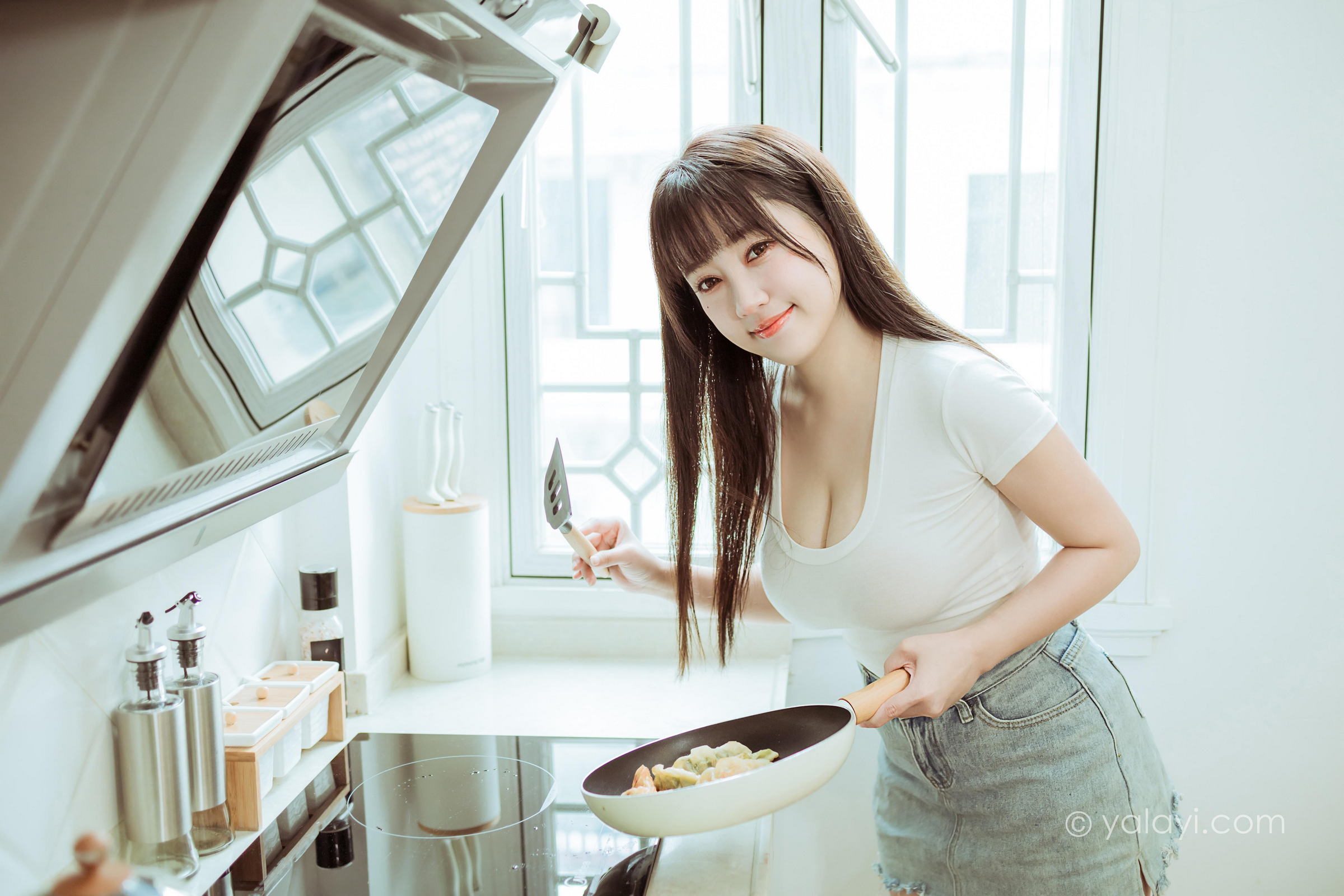 [YALAYI雅拉伊]2022.03.09 你真可爱 虞艺 白色紧身短袖加牛仔短裙性感私房写真集第3张