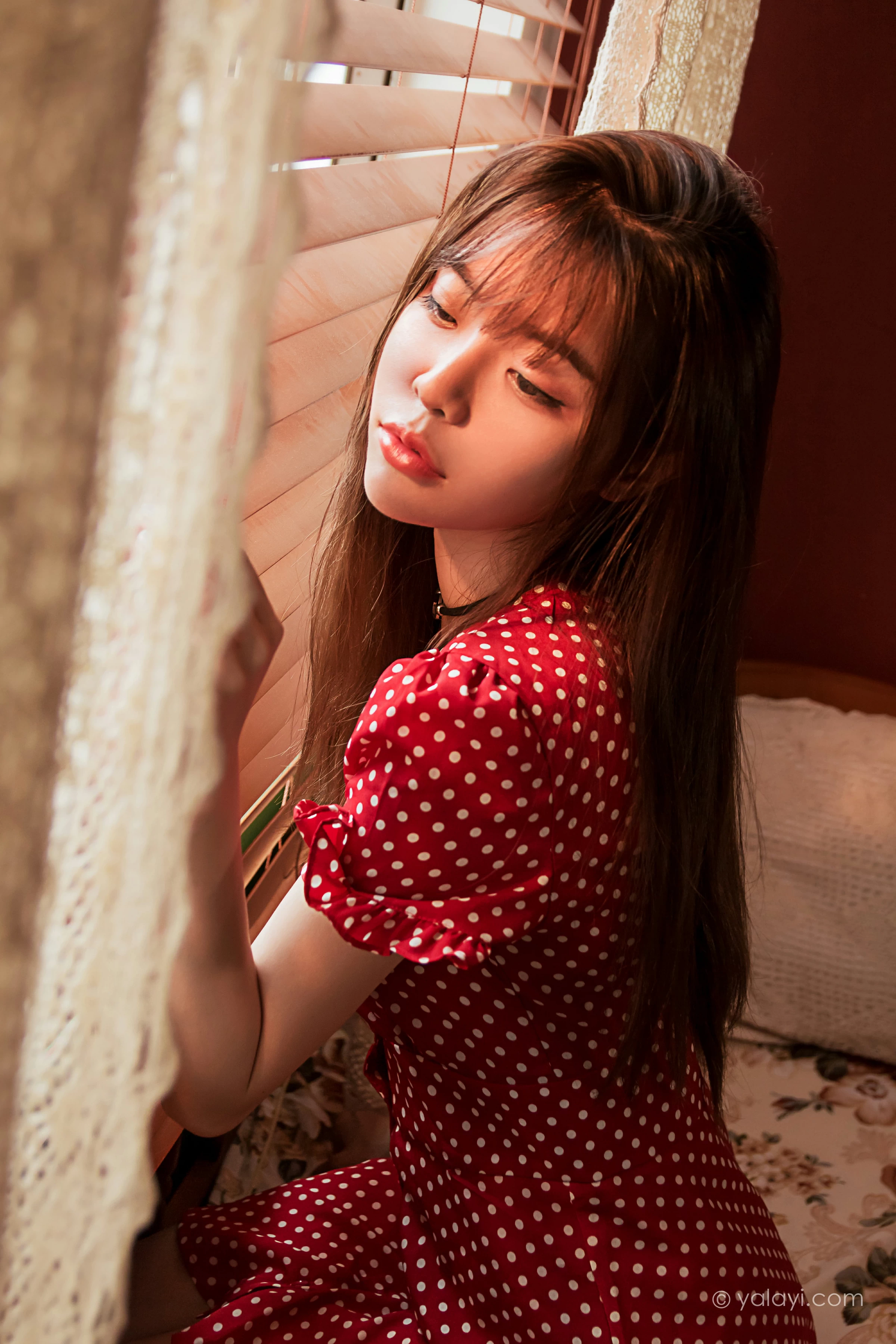 [YALAYI雅拉伊]NO.669 《第一次》 小杨 居家红色连衣裙写真第1张