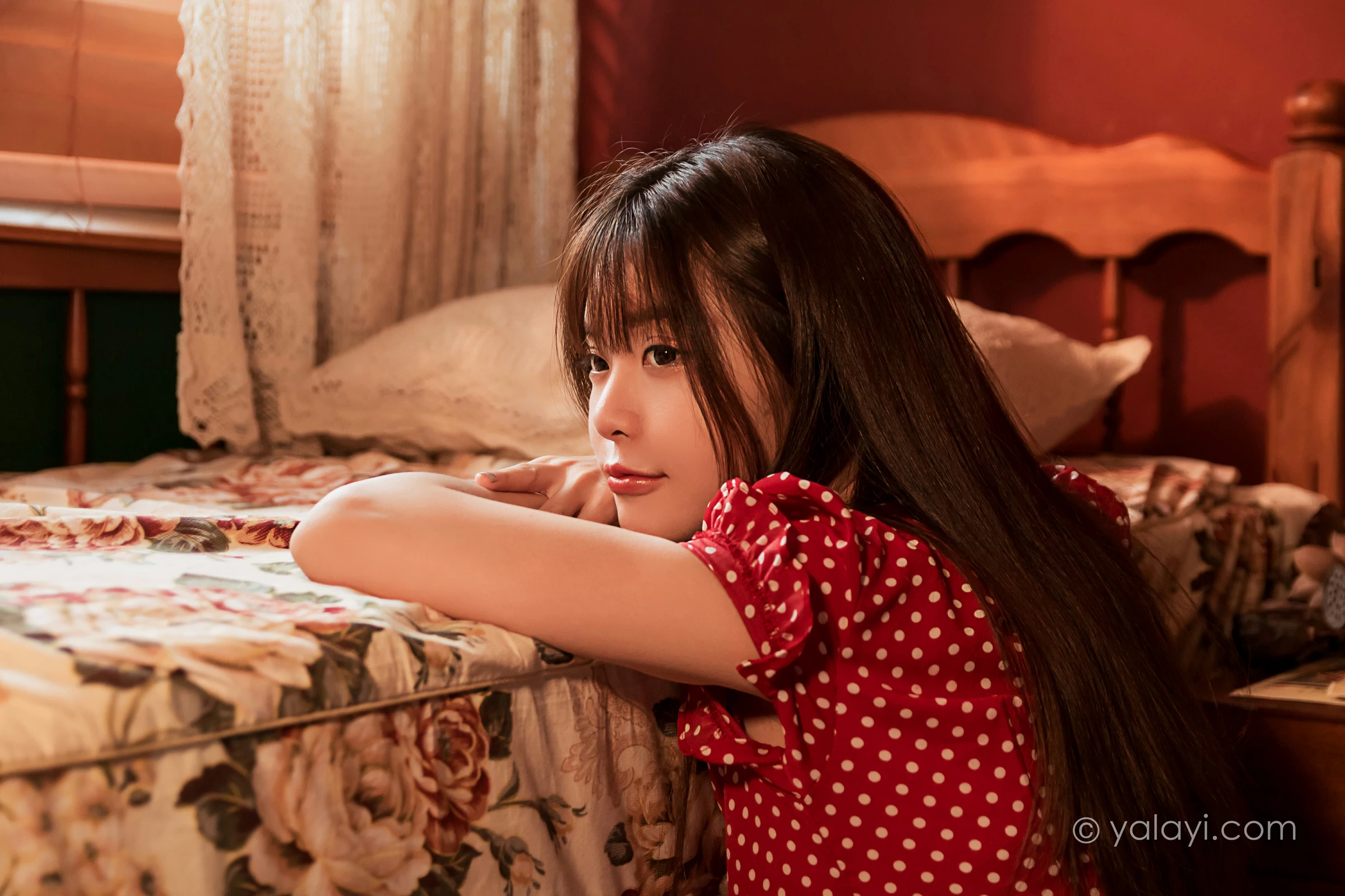[YALAYI雅拉伊]NO.669 《第一次》 小杨 居家红色连衣裙写真第5张
