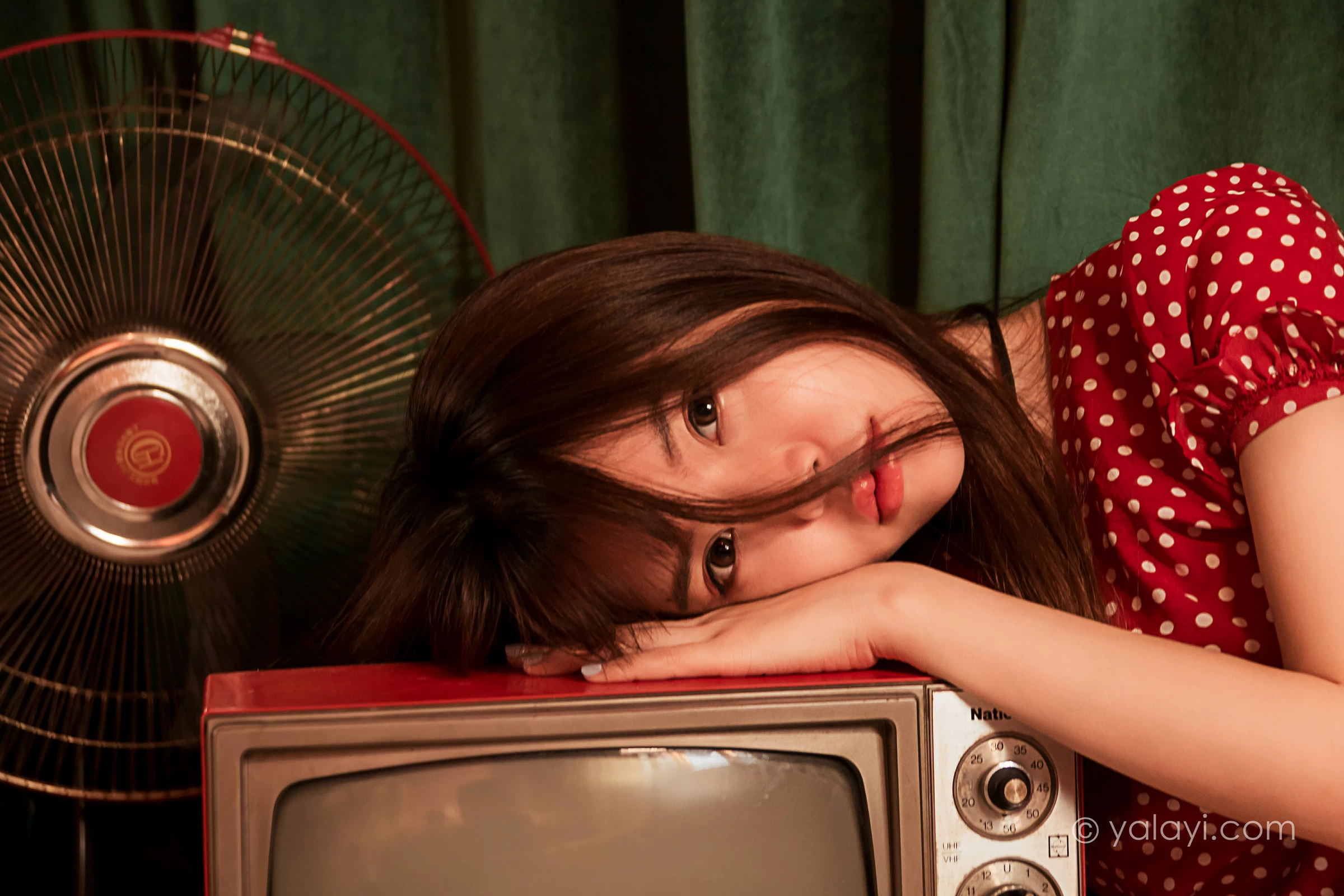 [YALAYI雅拉伊]NO.669 《第一次》 小杨 居家红色连衣裙写真第17张