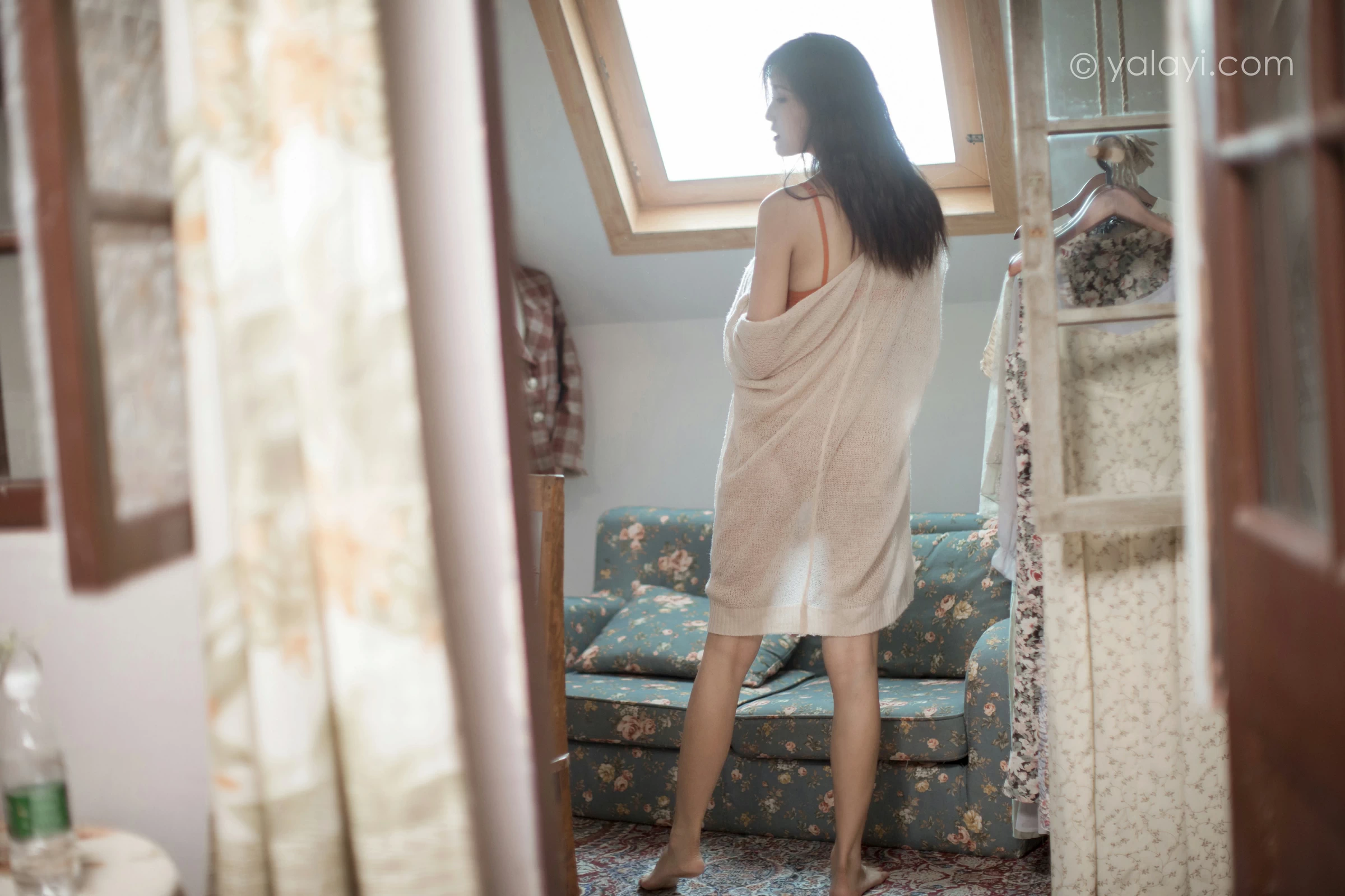 [YALAYI雅拉伊]NO.670 《心动》 苍儿 白色睡袍加橙色内衣性感私房写真集第9张