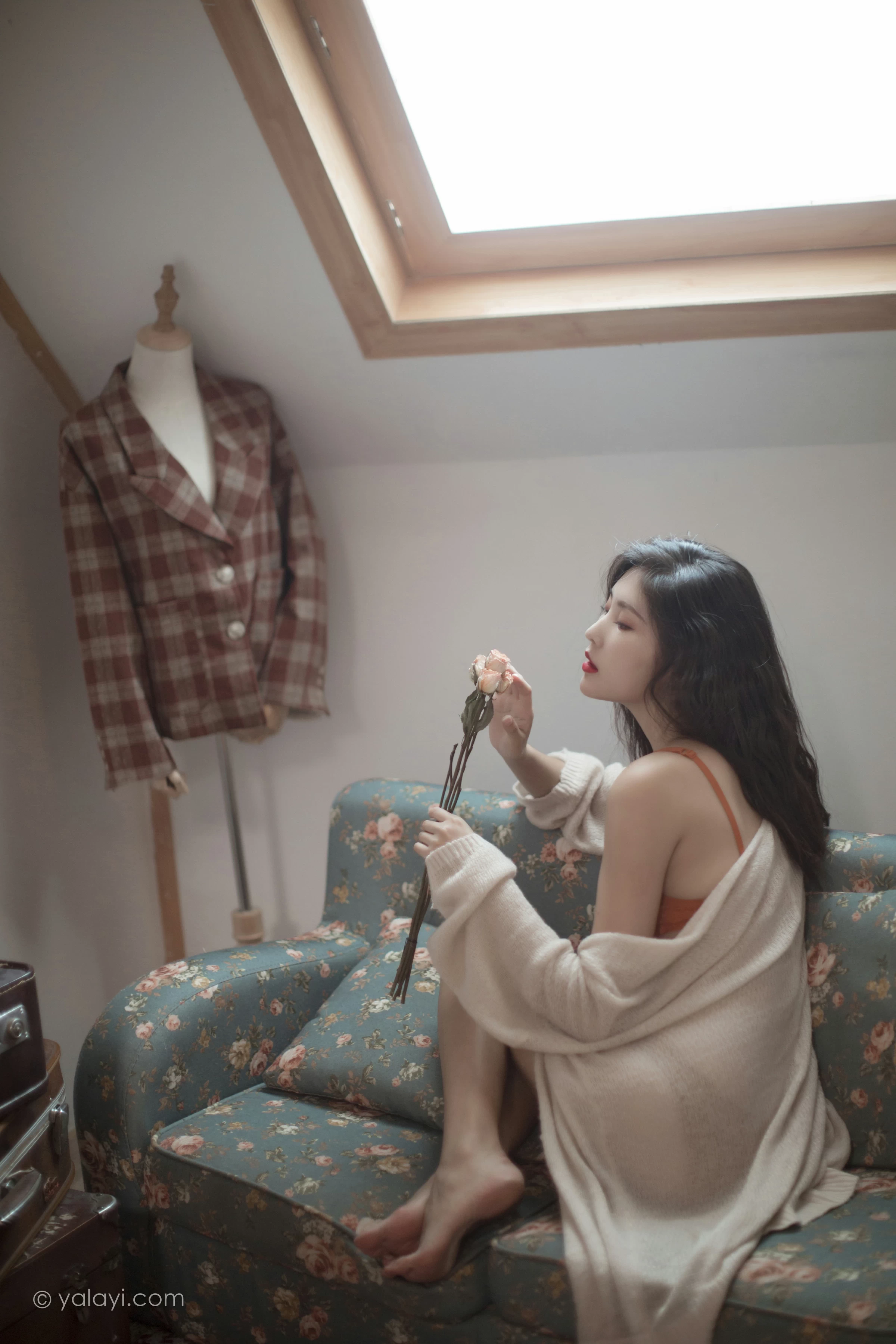 [YALAYI雅拉伊]NO.670 《心动》 苍儿 白色睡袍加橙色内衣性感私房写真集第10张
