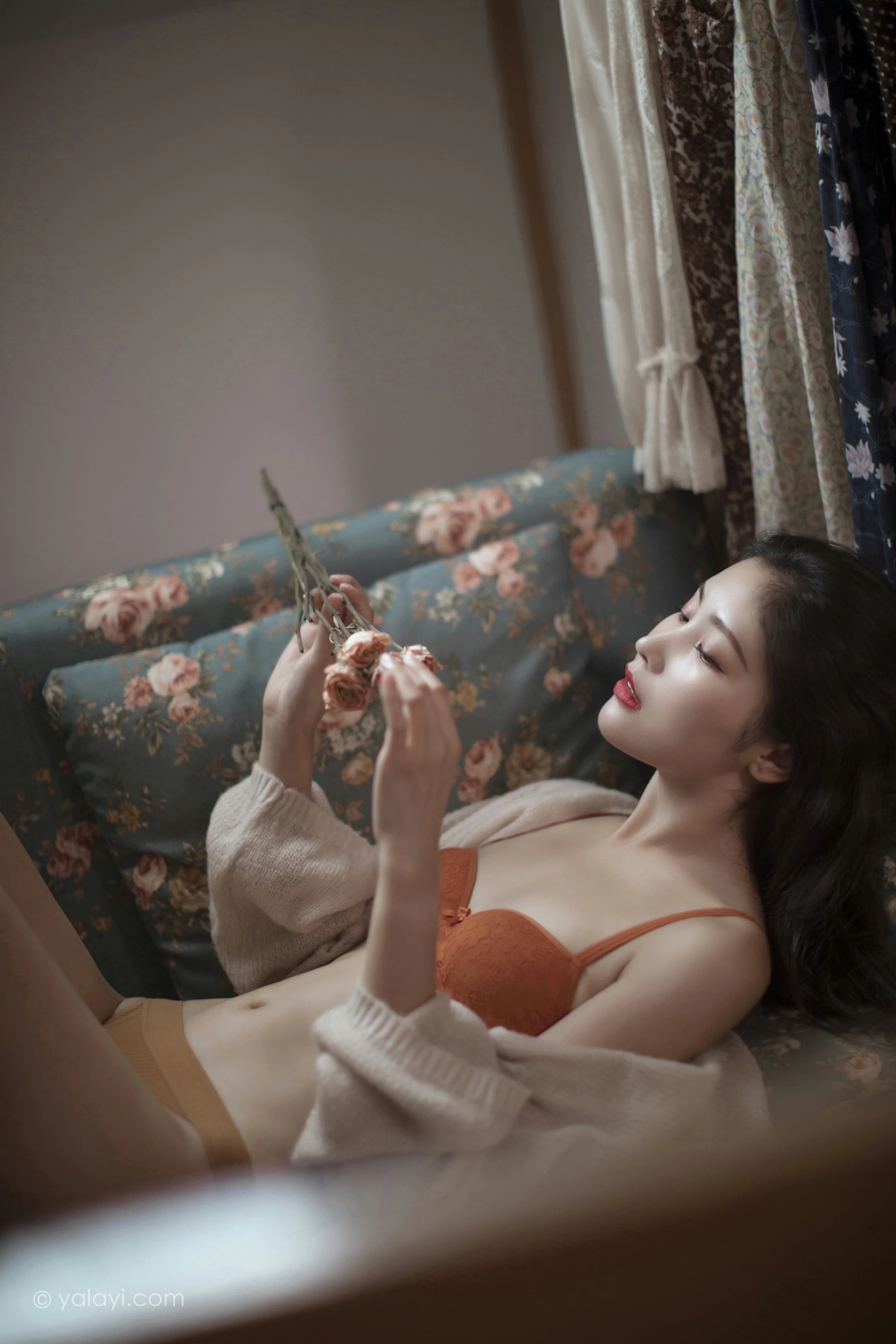 [YALAYI雅拉伊]NO.670 《心动》 苍儿 白色睡袍加橙色内衣性感私房写真集第11张