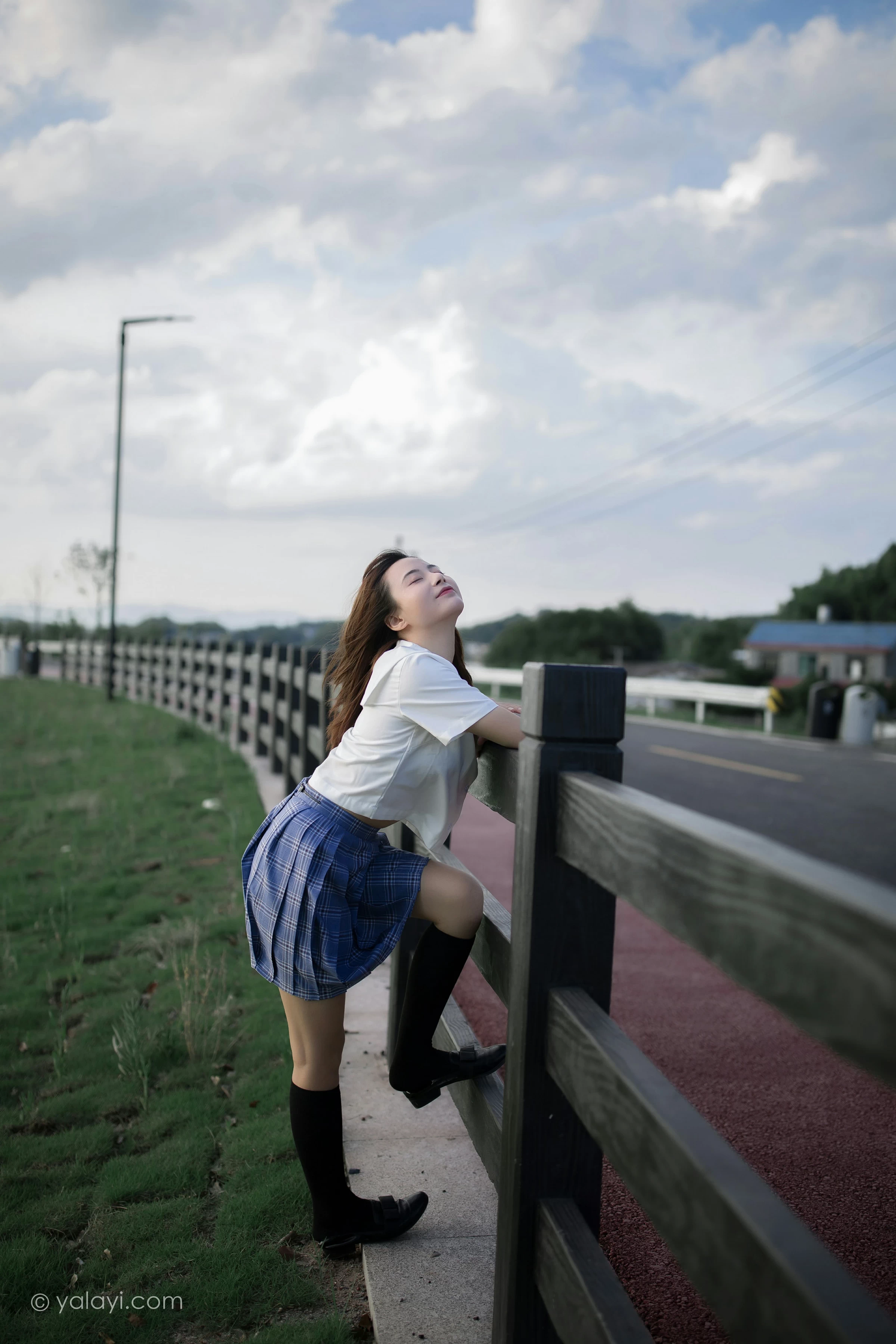 [YALAYI雅拉伊]NO.677 《青春在河畔奔走》 枝娅 白色JK制服与短裙加黑丝美腿写真第1张