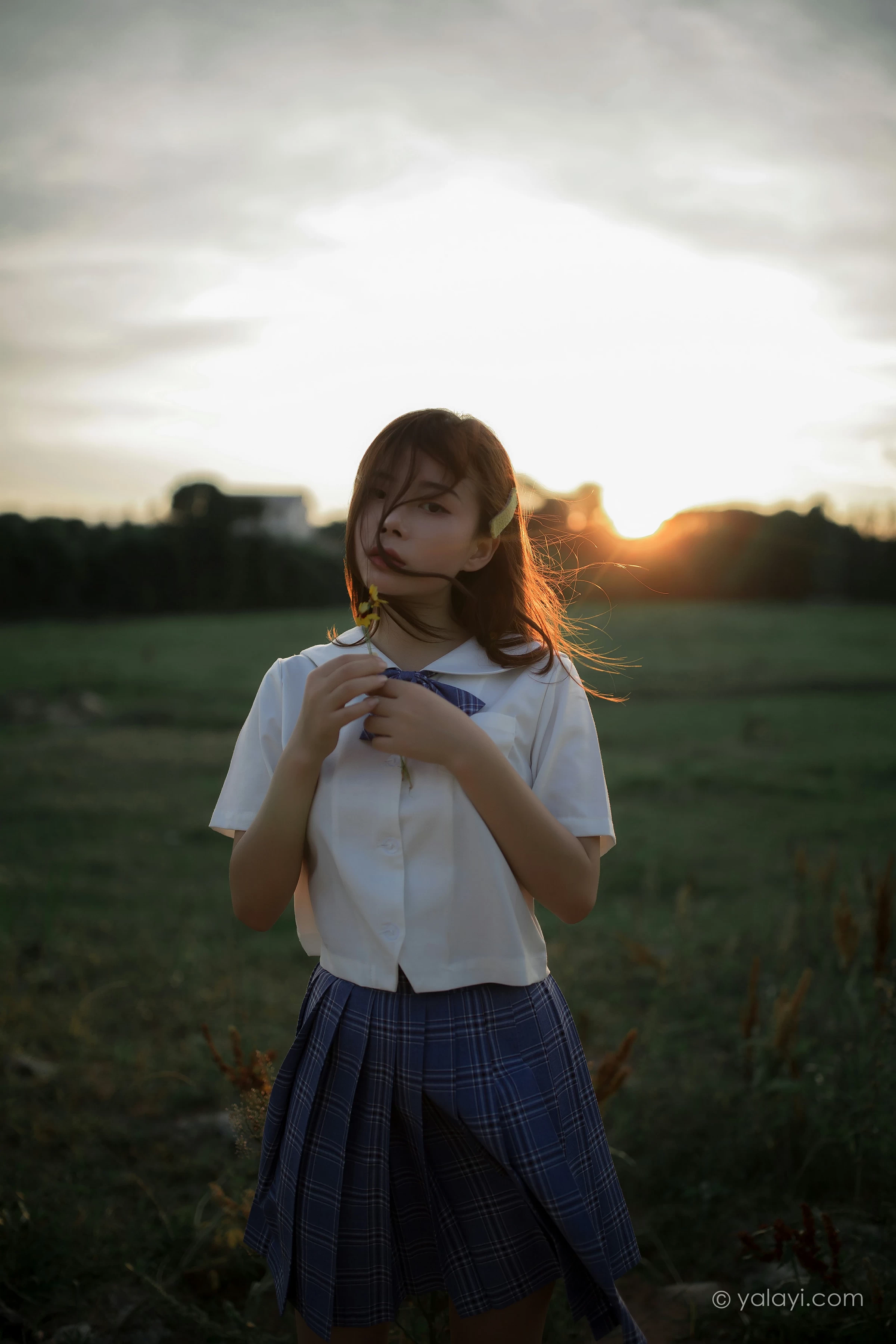 [YALAYI雅拉伊]NO.677 《青春在河畔奔走》 枝娅 白色JK制服与短裙加黑丝美腿写真第10张