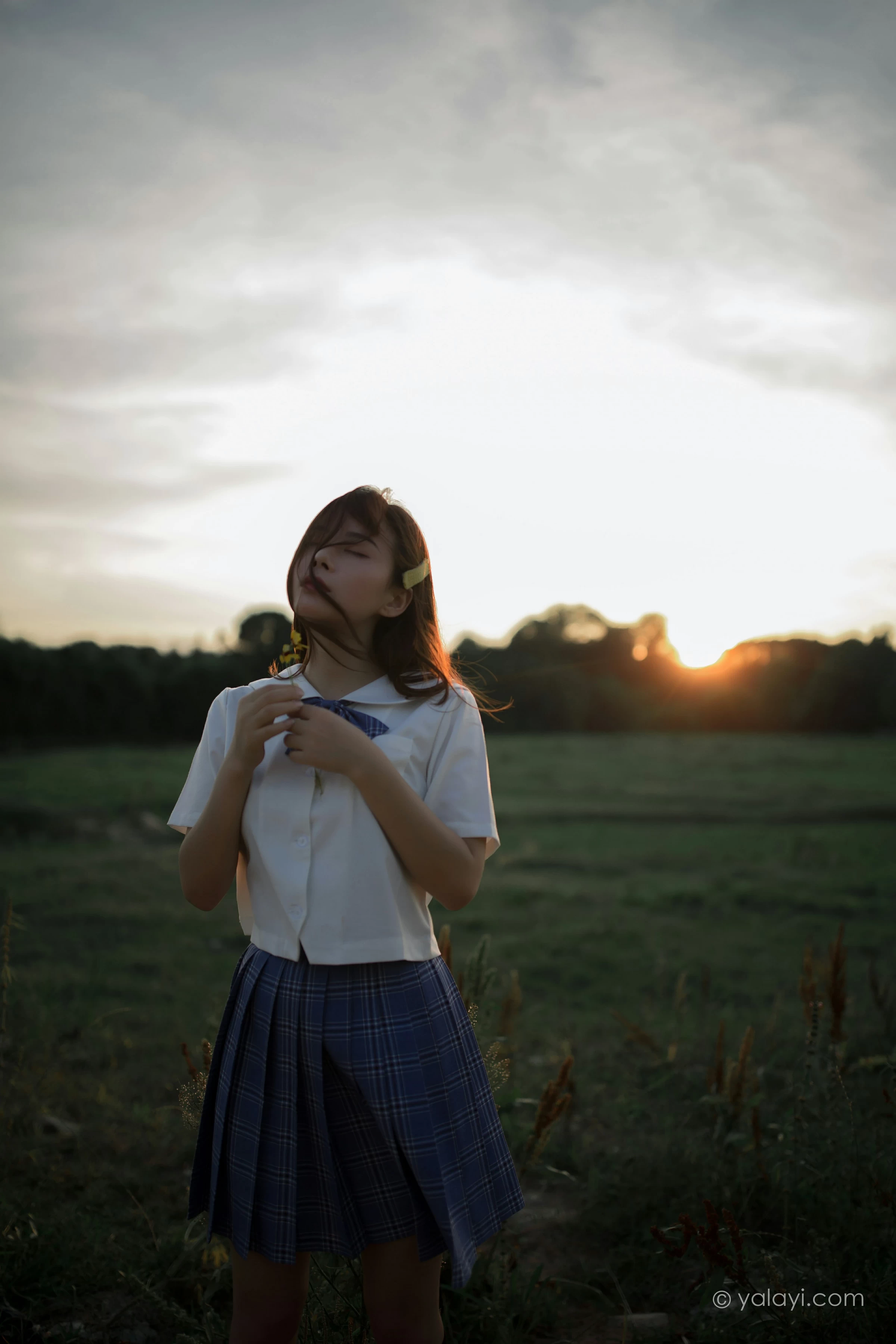 [YALAYI雅拉伊]NO.677 《青春在河畔奔走》 枝娅 白色JK制服与短裙加黑丝美腿写真第11张