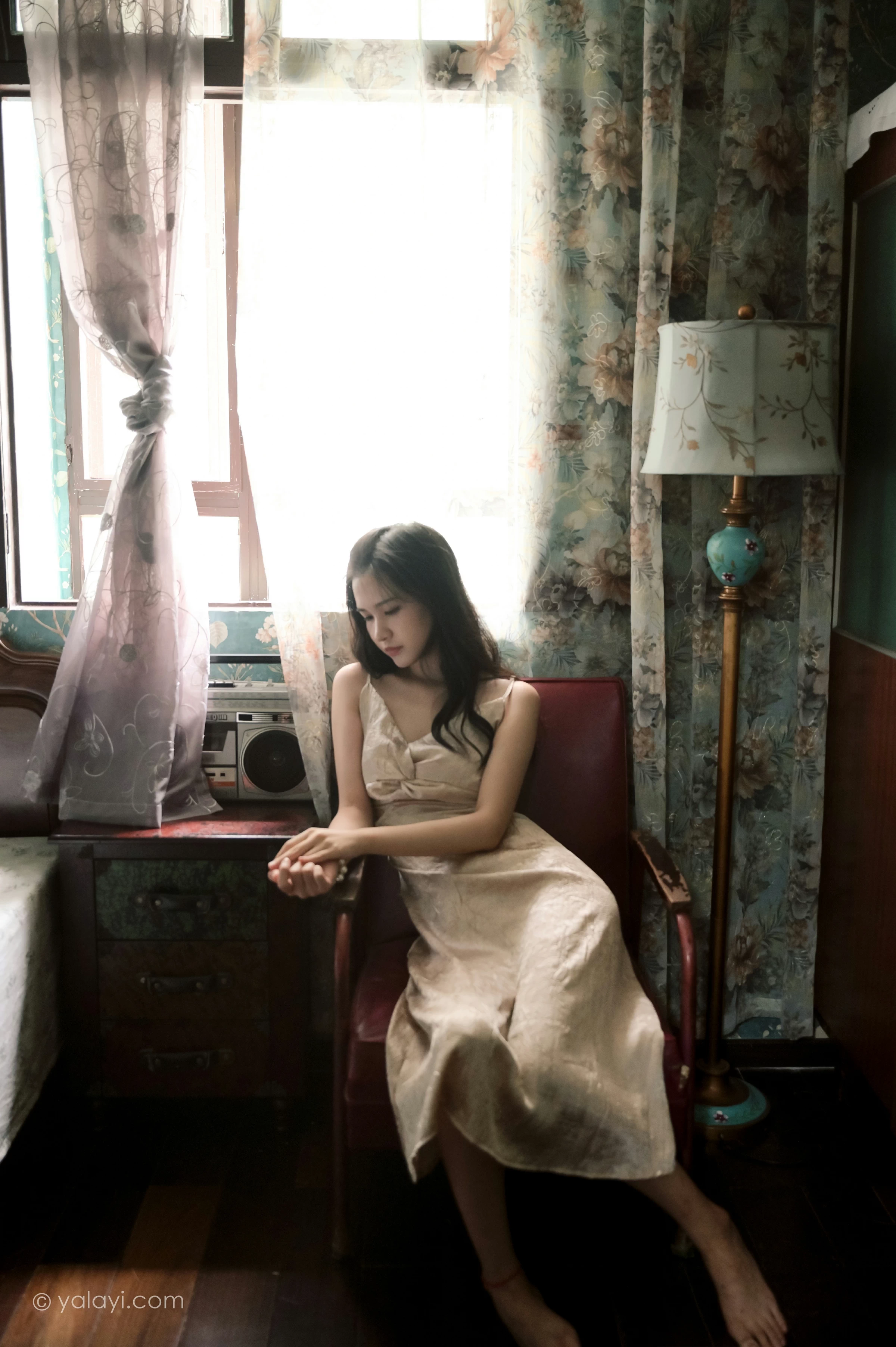 [YALAYI雅拉伊]NO.678 《绿窗》 方岚 黄色吊带连衣裙居家私房写真集第1张