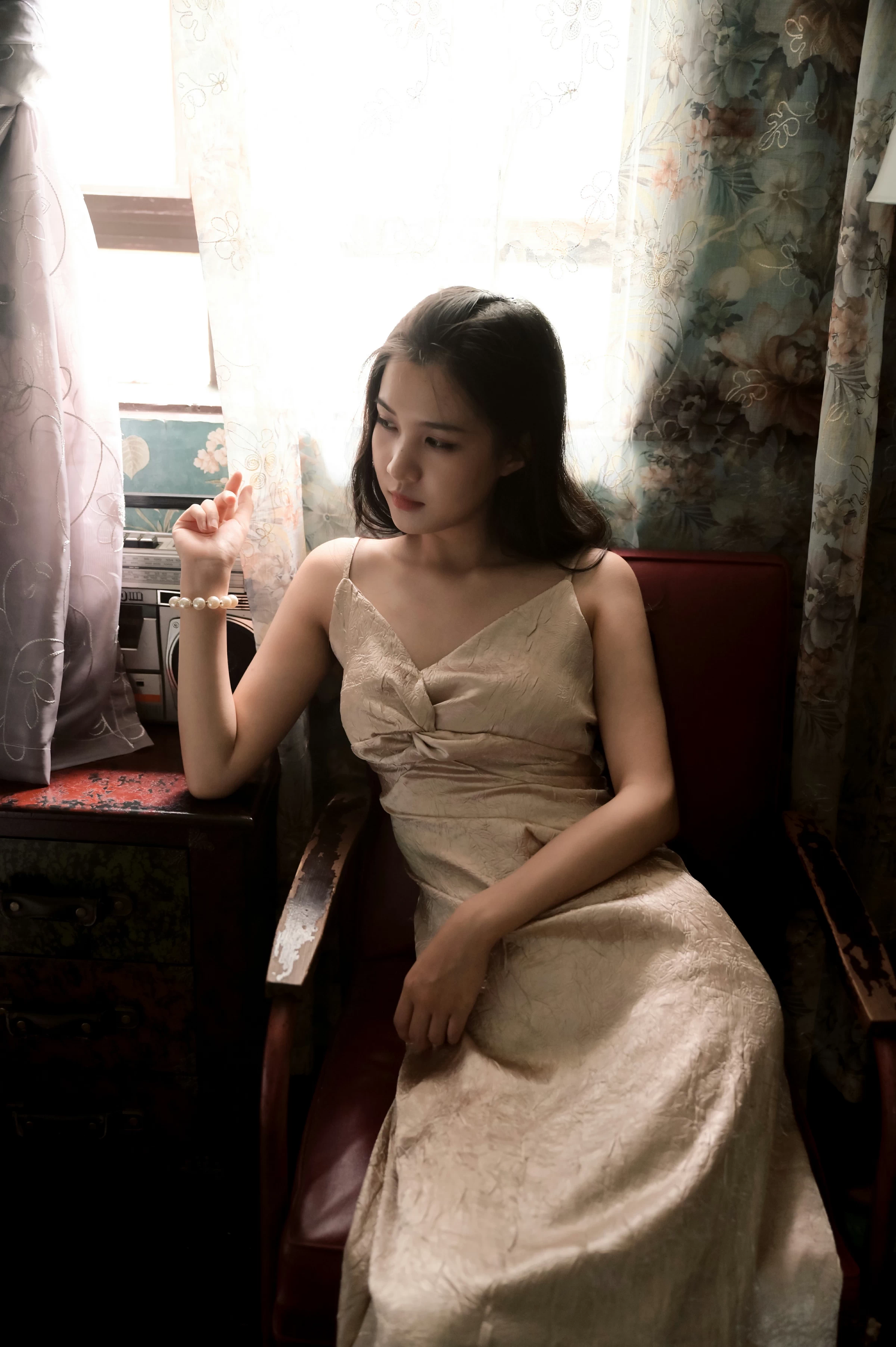 [YALAYI雅拉伊]NO.678 《绿窗》 方岚 黄色吊带连衣裙居家私房写真集第2张