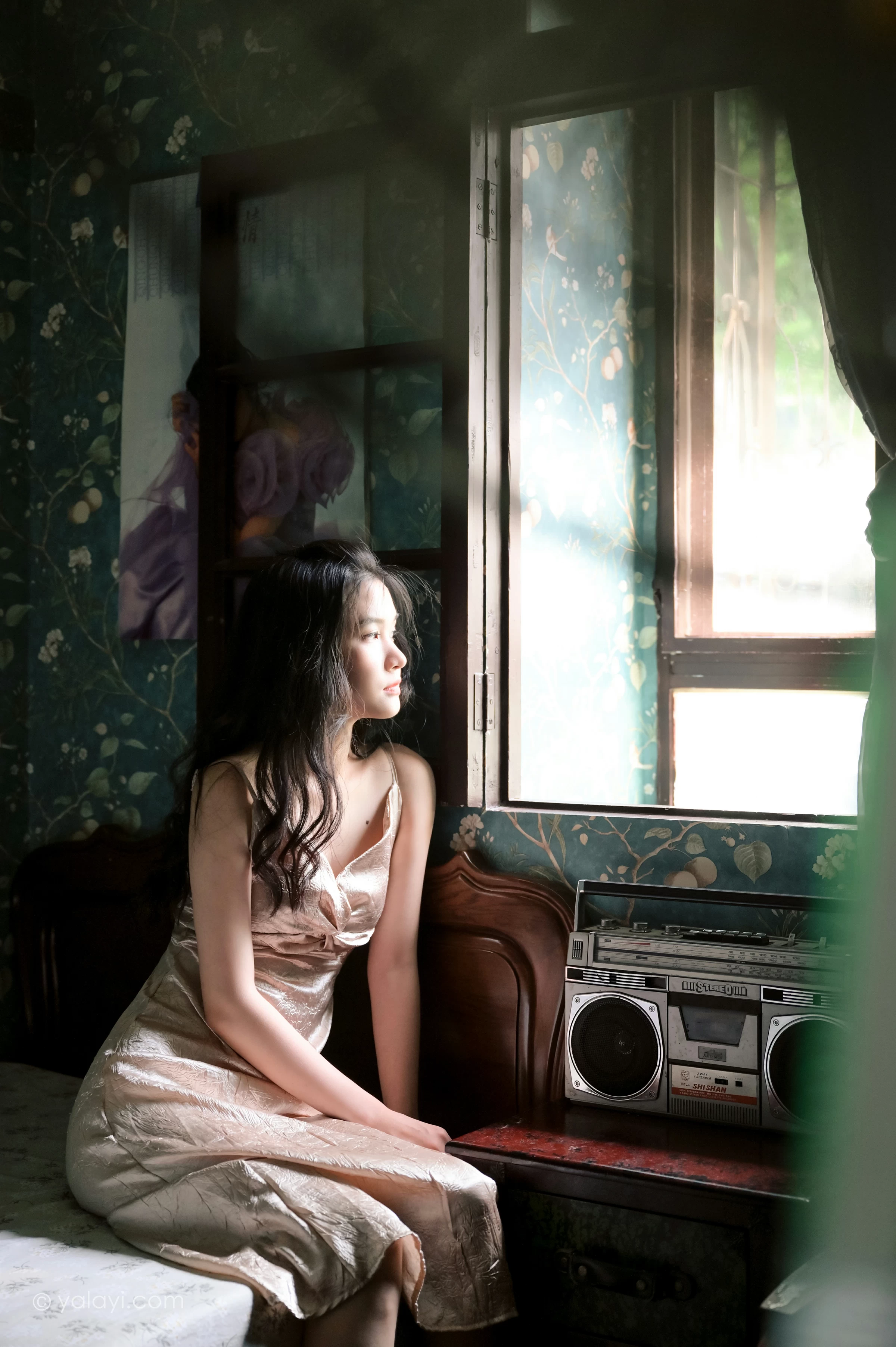 [YALAYI雅拉伊]NO.678 《绿窗》 方岚 黄色吊带连衣裙居家私房写真集第4张