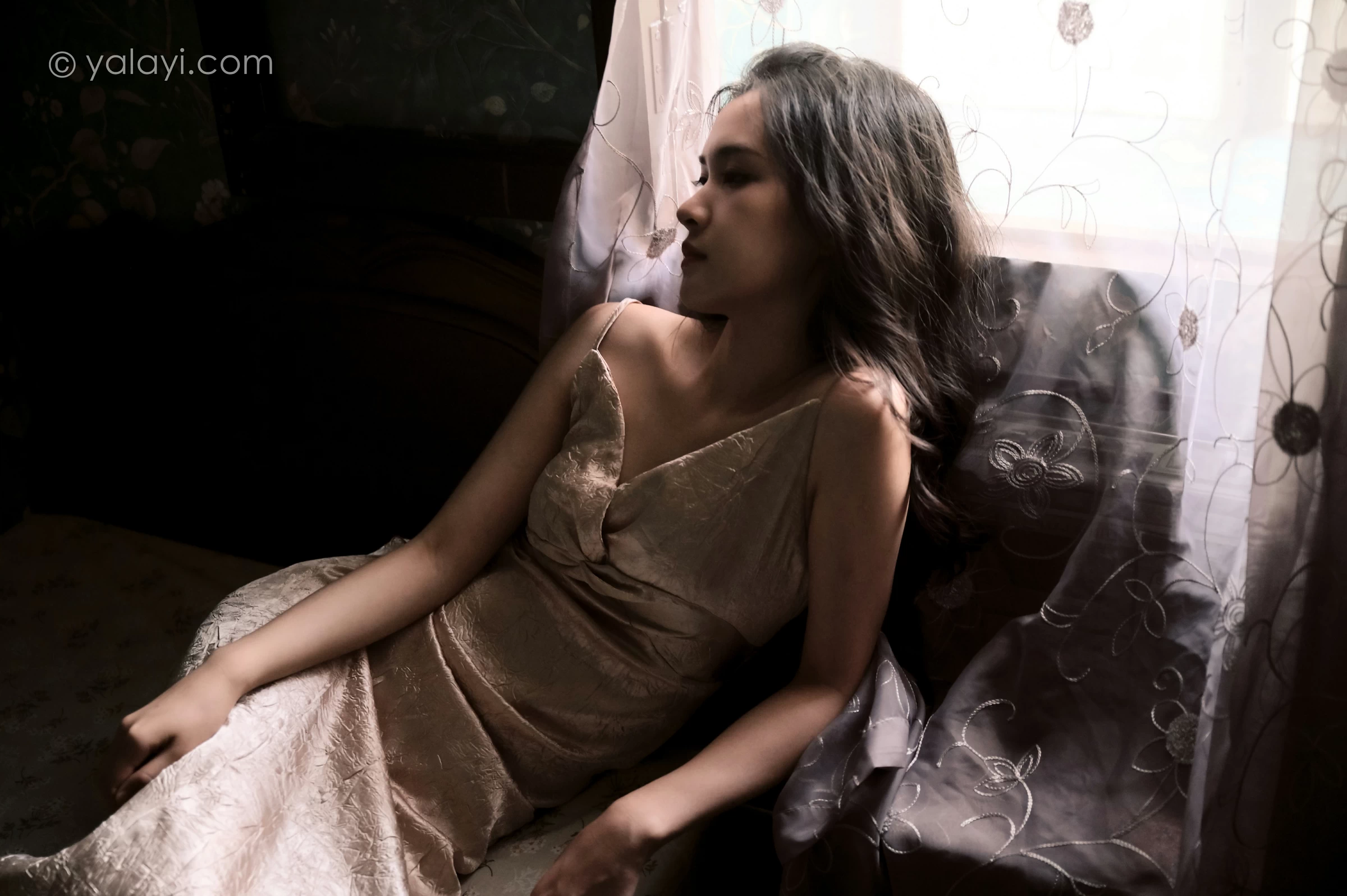 [YALAYI雅拉伊]NO.678 《绿窗》 方岚 黄色吊带连衣裙居家私房写真集第6张