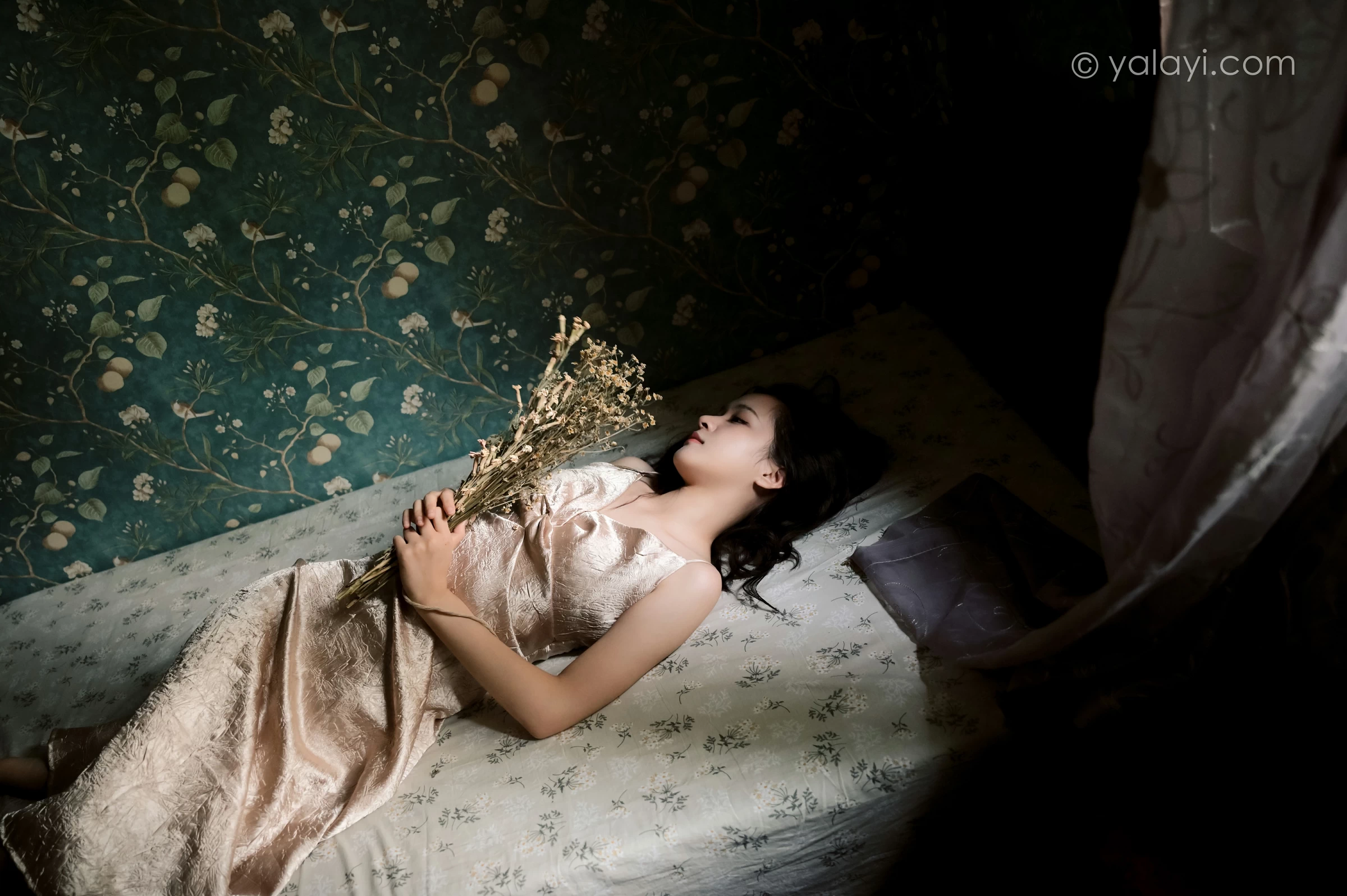 [YALAYI雅拉伊]NO.678 《绿窗》 方岚 黄色吊带连衣裙居家私房写真集第14张