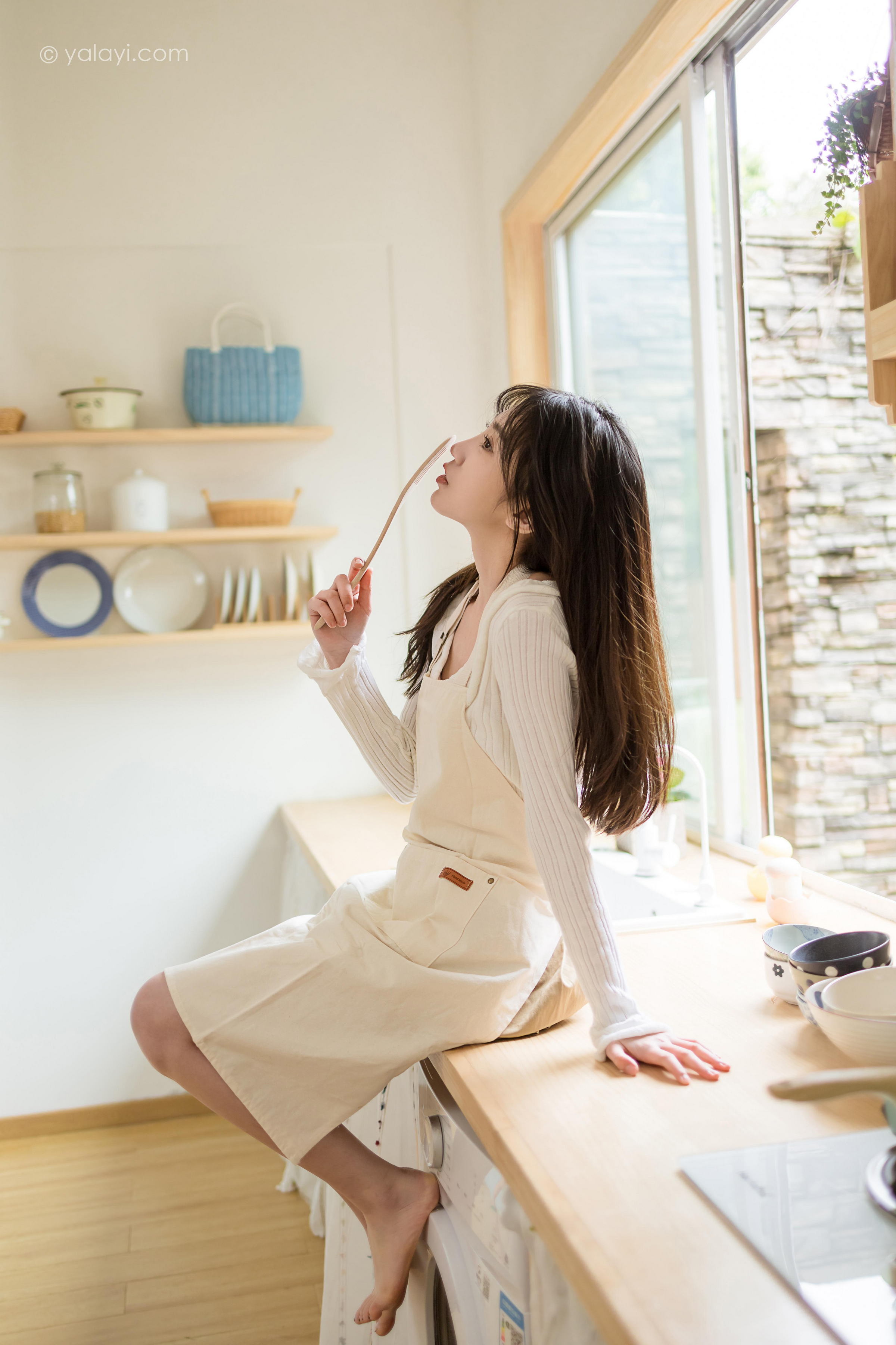 [YALAYI雅拉伊]2022.03.14 我的爱人 小乔 白色休闲外套加吊带围裙居家清纯写真集第6张