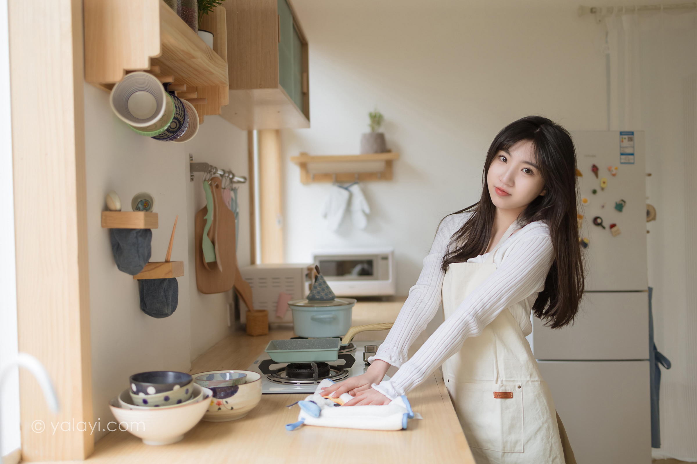 [YALAYI雅拉伊]2022.03.14 我的爱人 小乔 白色休闲外套加吊带围裙居家清纯写真集第1张