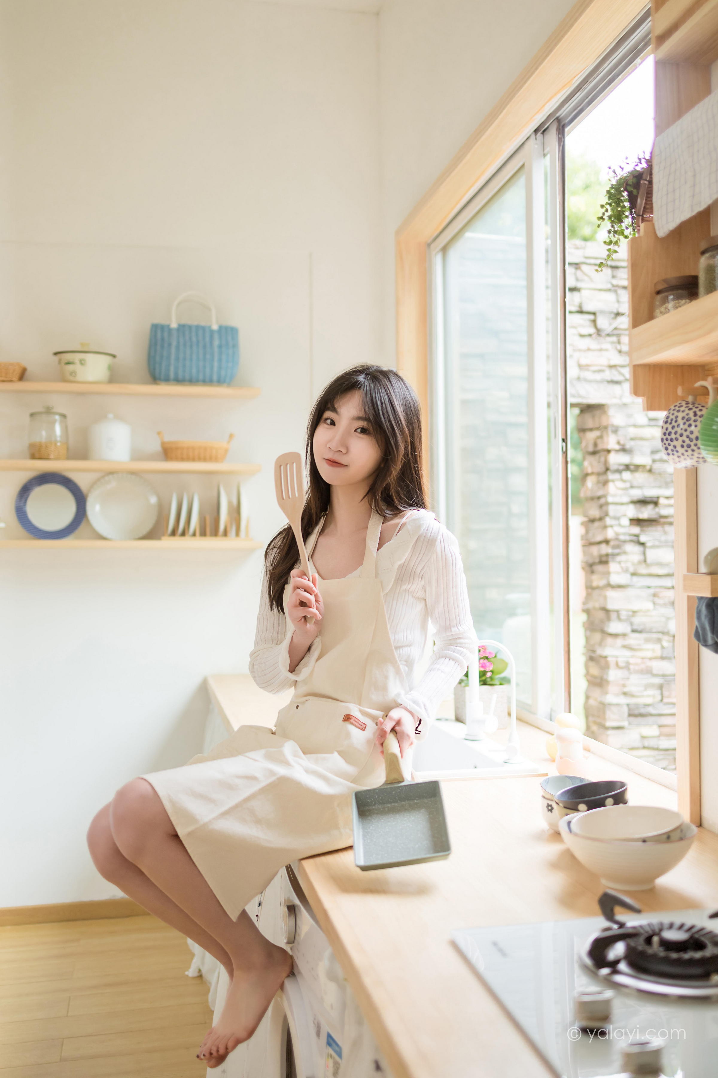 [YALAYI雅拉伊]2022.03.14 我的爱人 小乔 白色休闲外套加吊带围裙居家清纯写真集第7张