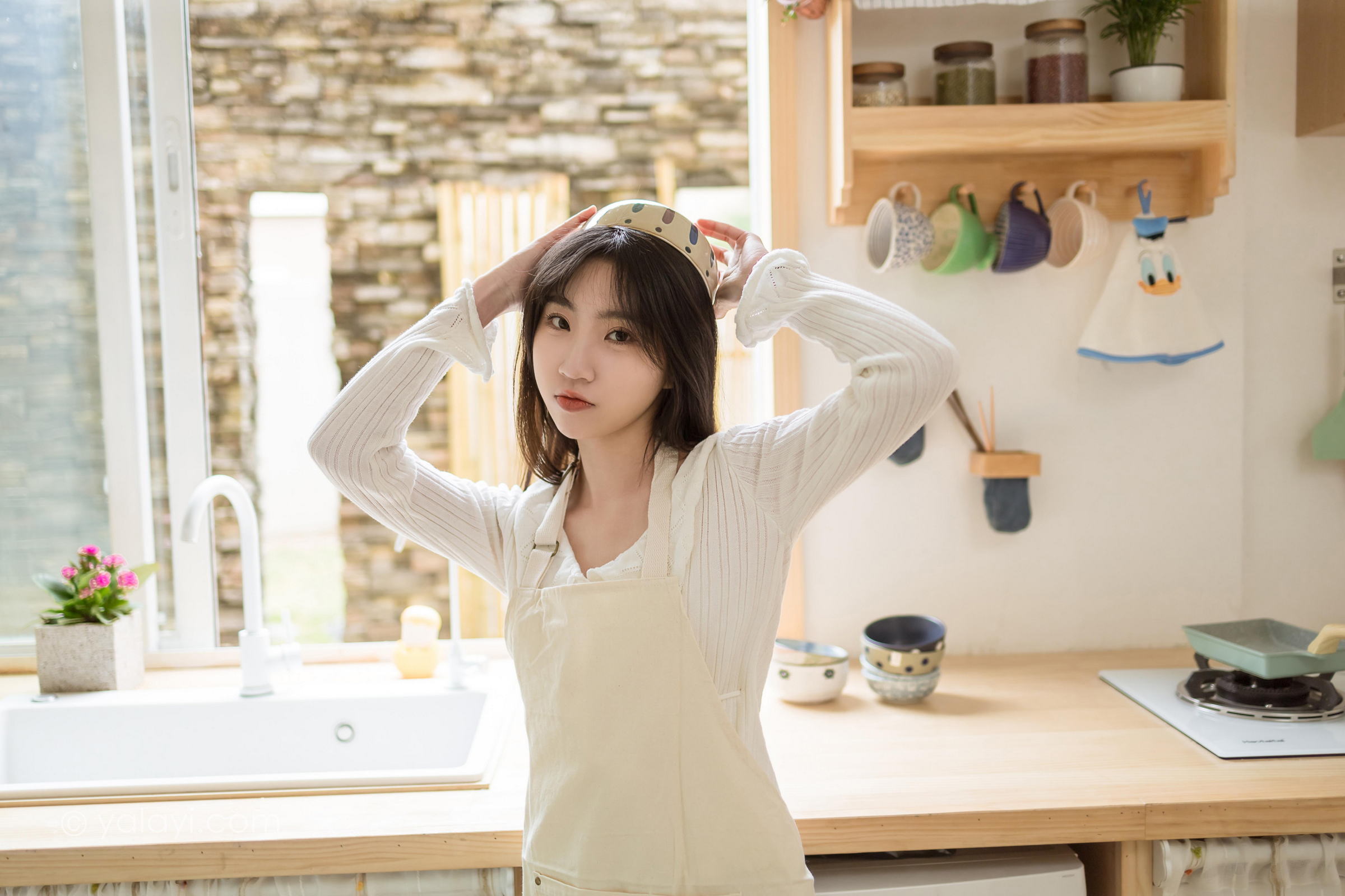 [YALAYI雅拉伊]2022.03.14 我的爱人 小乔 白色休闲外套加吊带围裙居家清纯写真集第6张