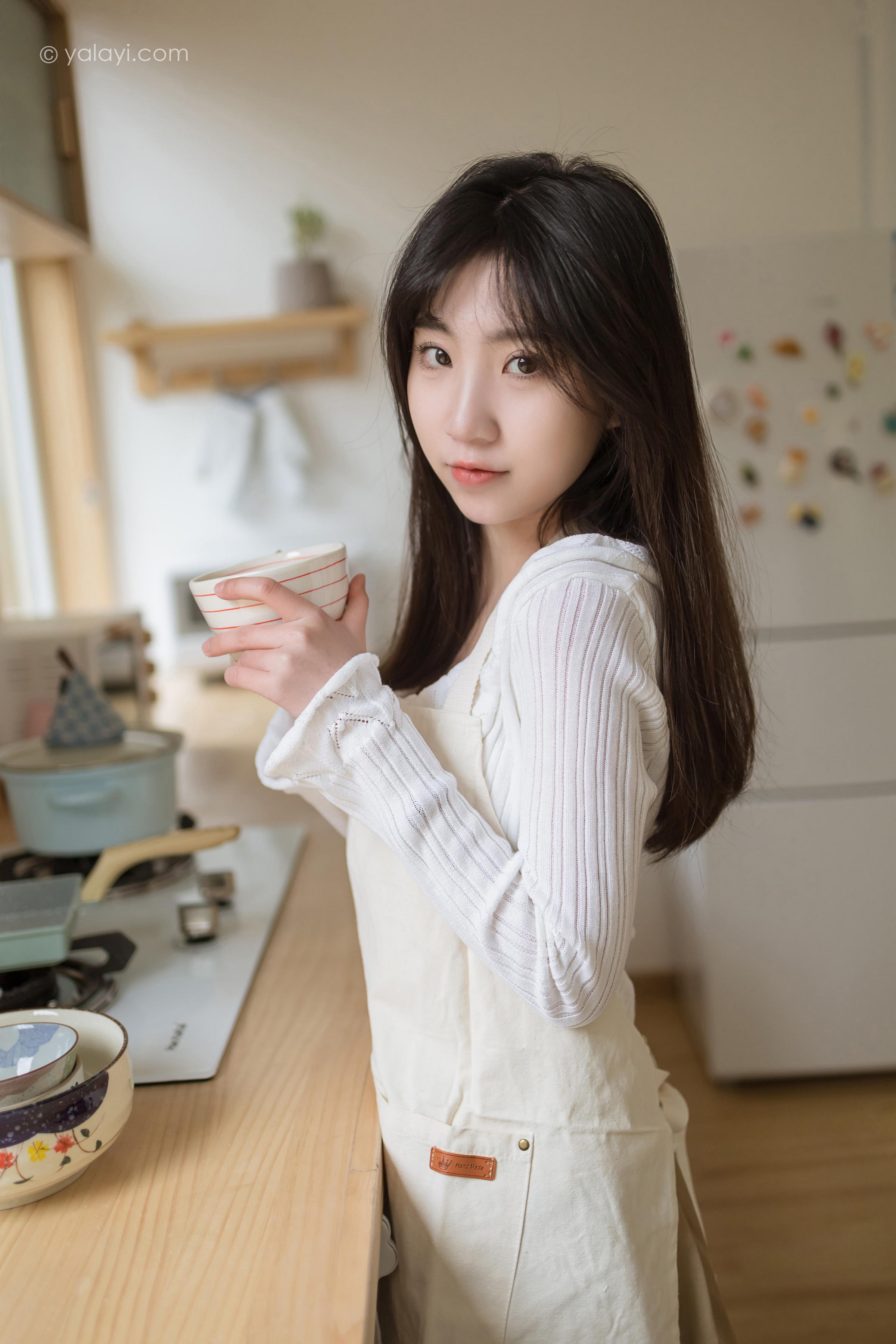 [YALAYI雅拉伊]2022.03.14 我的爱人 小乔 白色休闲外套加吊带围裙居家清纯写真集第4张