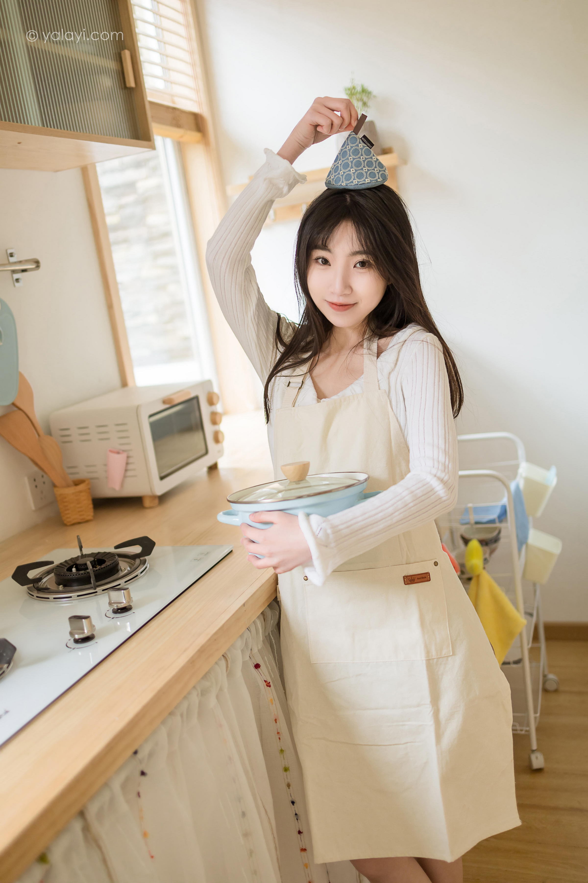 [YALAYI雅拉伊]2022.03.14 我的爱人 小乔 白色休闲外套加吊带围裙居家清纯写真集第10张