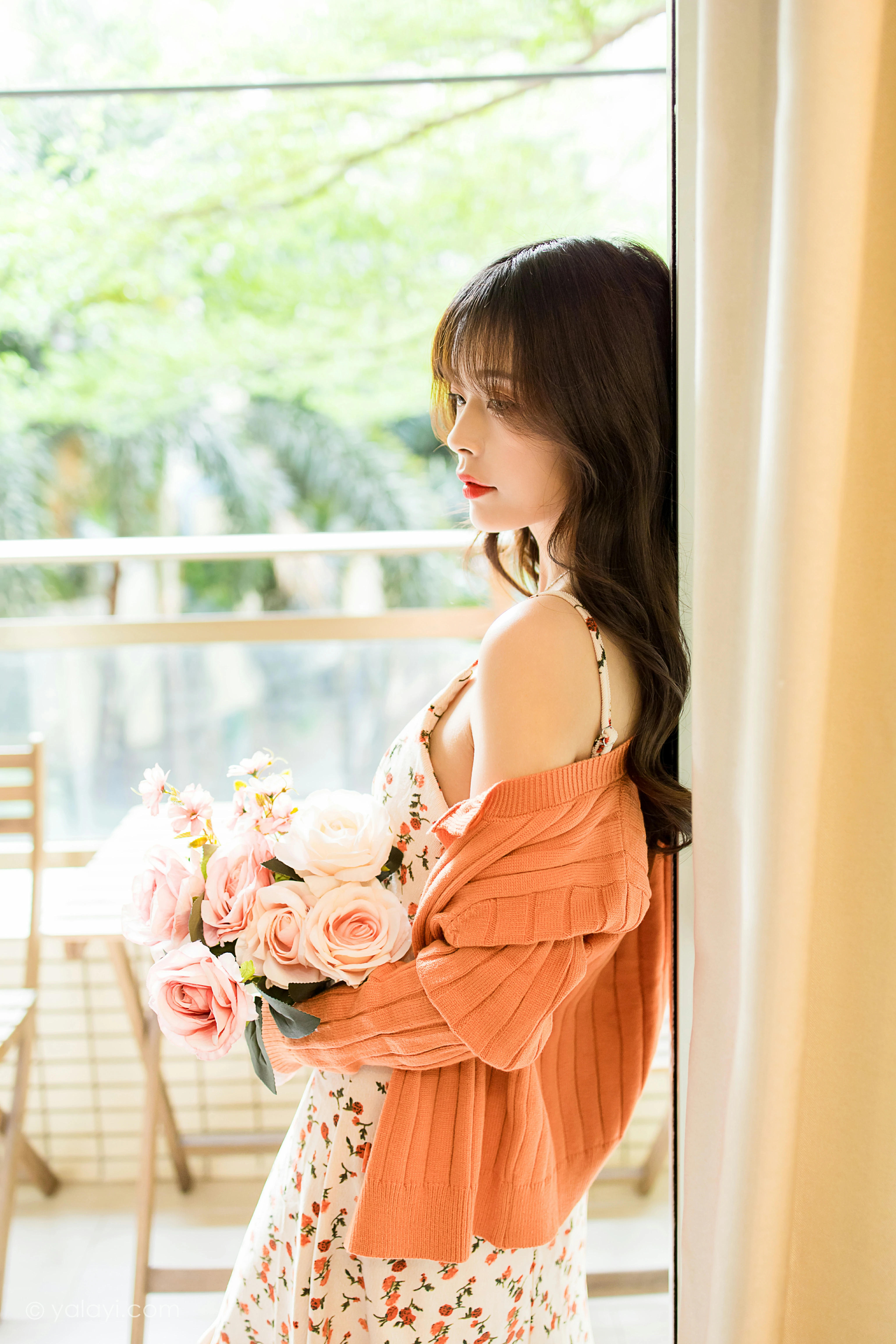 [YALAYI雅拉伊]NO.793 悠闲时光 程小蝶 橙色外套与粉色吊带连衣裙清纯写真集第2张