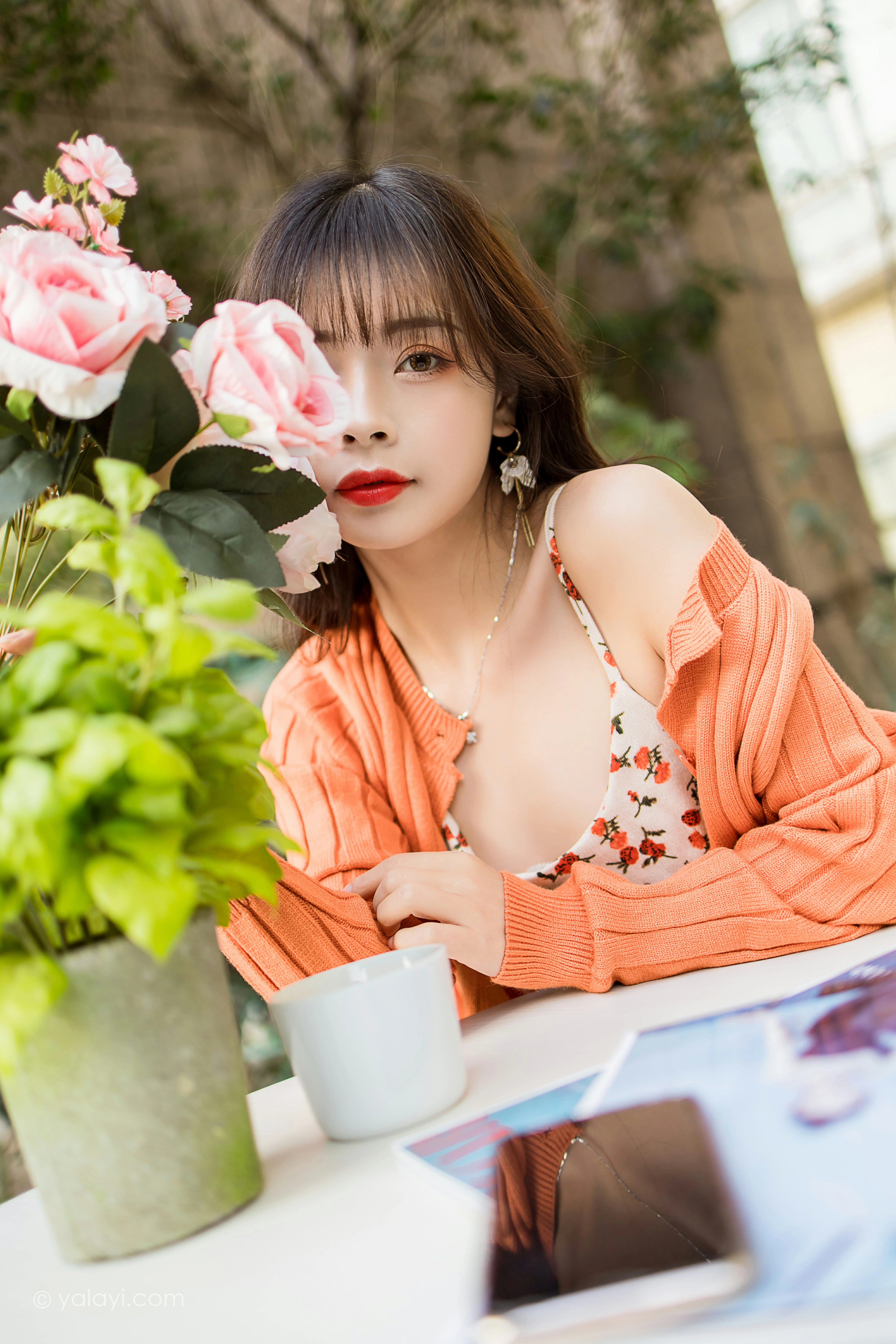 [YALAYI雅拉伊]NO.793 悠闲时光 程小蝶 橙色外套与粉色吊带连衣裙清纯写真集第10张