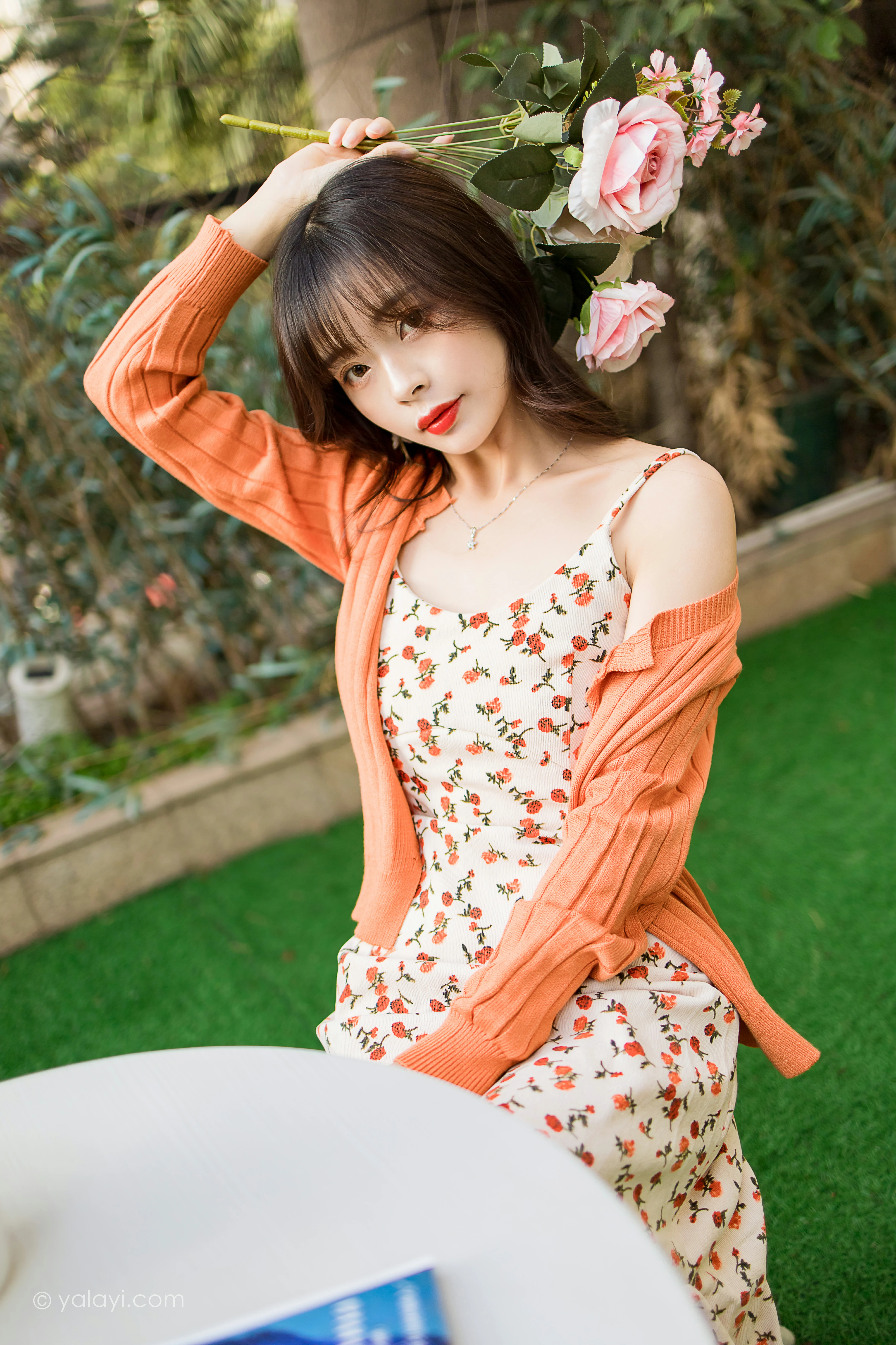 [YALAYI雅拉伊]NO.793 悠闲时光 程小蝶 橙色外套与粉色吊带连衣裙清纯写真集第11张