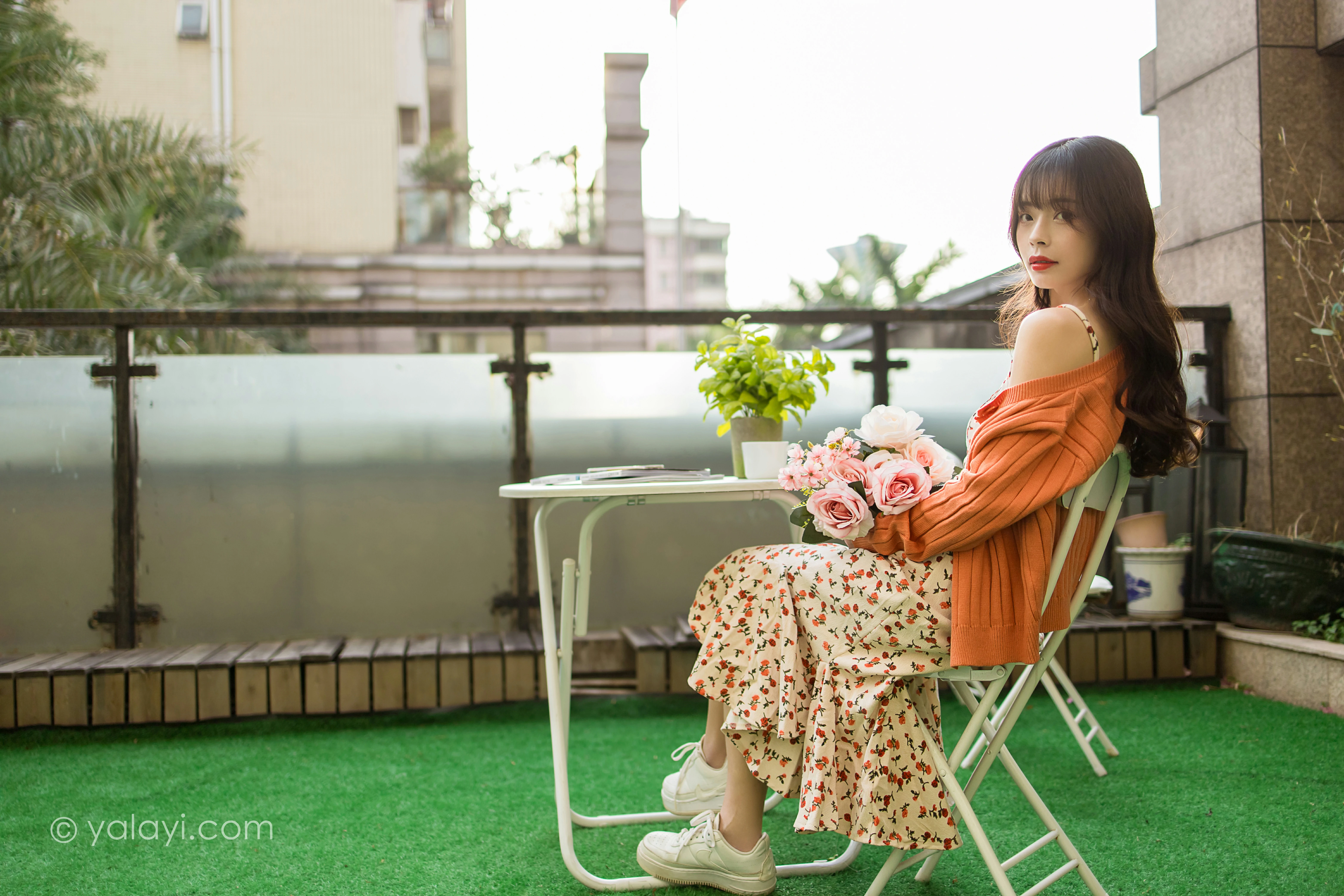 [YALAYI雅拉伊]NO.793 悠闲时光 程小蝶 橙色外套与粉色吊带连衣裙清纯写真集第11张